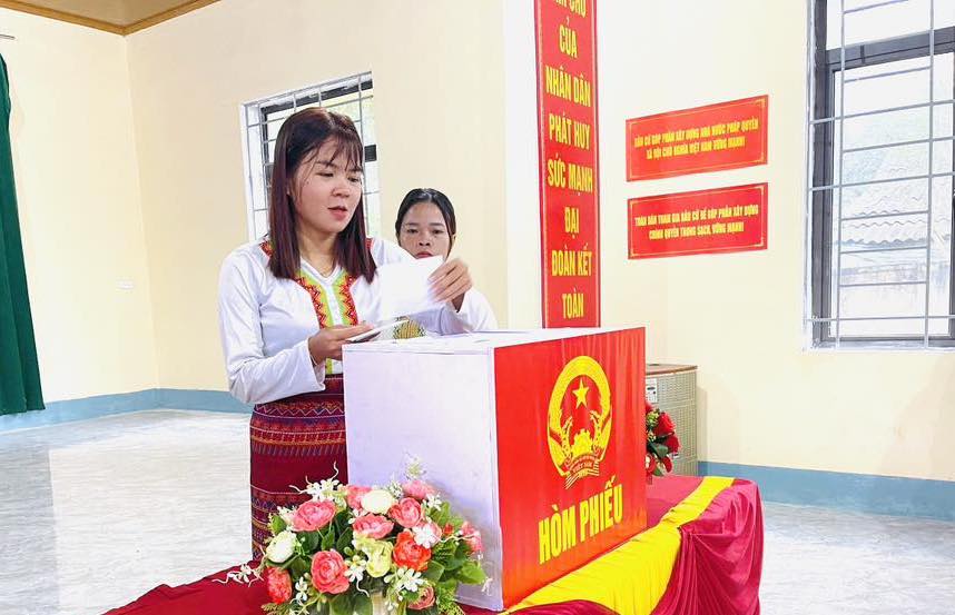 Hà Tĩnh: Dùng xe chuyên dụng hỗ trợ cử tri dân tộc Chứt đi bỏ phiếu- Ảnh 3. Hà Tĩnh: Dùng xe chuyên dụng hỗ trợ cử tri dân tộc Chứt đi bỏ phiếu- Ảnh 3.