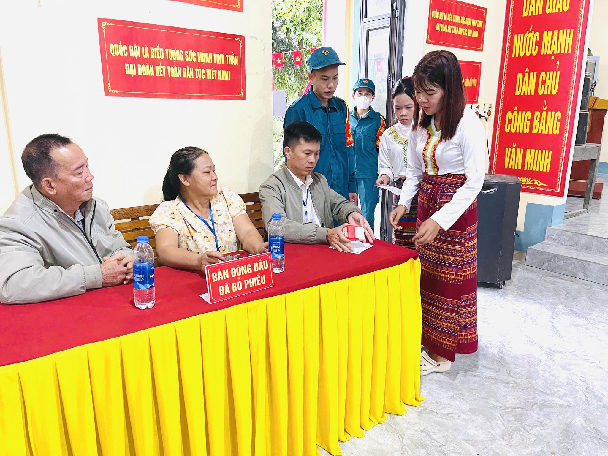 Hà Tĩnh: Dùng xe chuyên dụng hỗ trợ cử tri dân tộc Chứt đi bỏ phiếu- Ảnh 4. Hà Tĩnh: Dùng xe chuyên dụng hỗ trợ cử tri dân tộc Chứt đi bỏ phiếu- Ảnh 4.