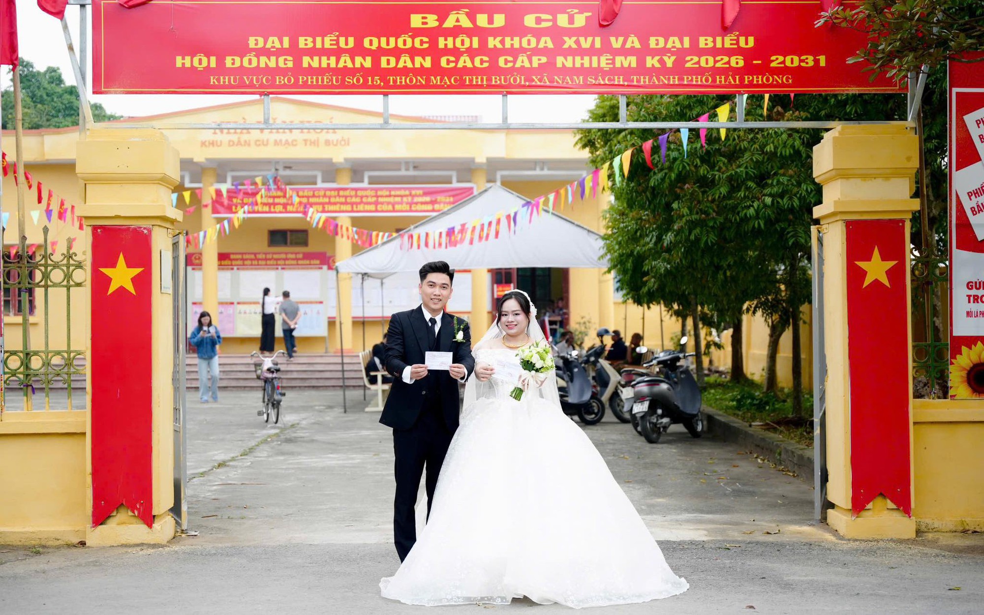 Cô dâu chú rể trong trang phục cưới đi bầu cử ngày trọng đại tại Hải Phòng