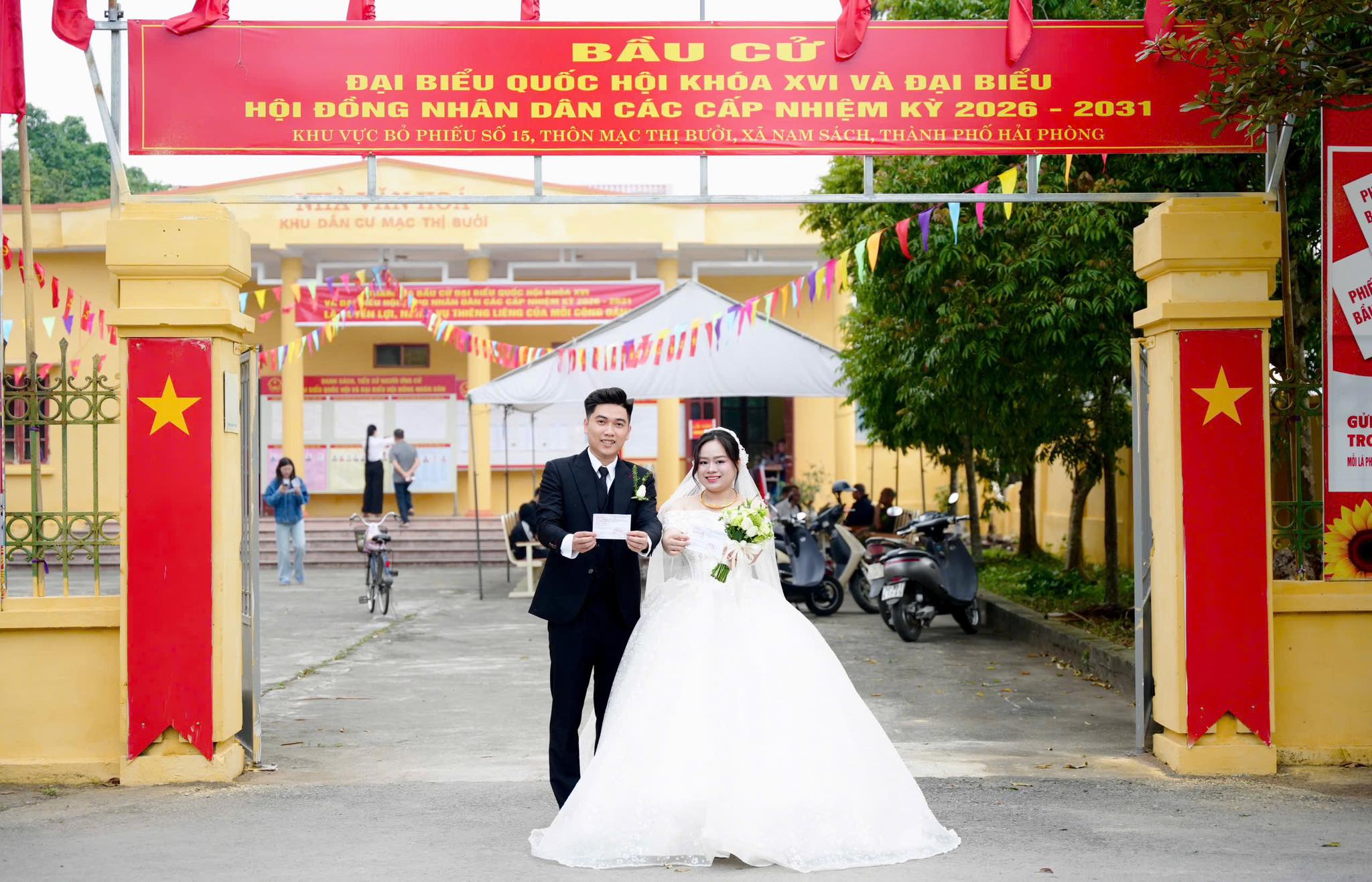 Cô dâu, chú rể cùng đi bỏ phiếu ngay trong ngày cưới- Ảnh 1.