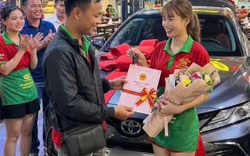 Nhân viên trúng độc đắc 18 tỷ đồng tặng ô tô cho em gái chủ quán, khách đổ xô xin vía may