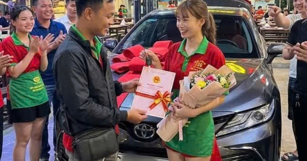 Trúng độc đắc 18 tỷ đồng, nam nhân viên quán Sườn Muối Ớt 135 bất ngờ mua ô tô tặng em gái ông chủ- Ảnh 2. Trúng độc đắc 18 tỷ đồng, nam nhân viên quán Sườn Muối Ớt 135 bất ngờ mua ô tô tặng em gái ông chủ- Ảnh 2.