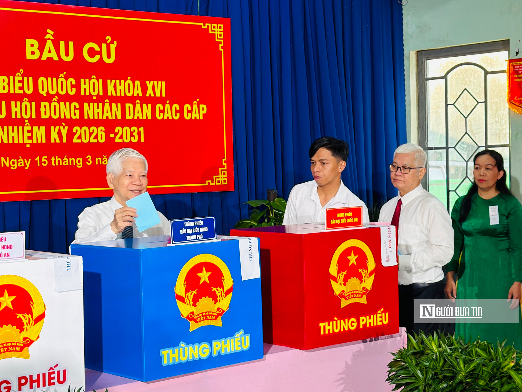 Nguy&ecirc;n Chủ tịch nước Nguyễn Minh Triết c&ugrave;ng nhiều cử tri đi bầu cử- Ảnh 1.