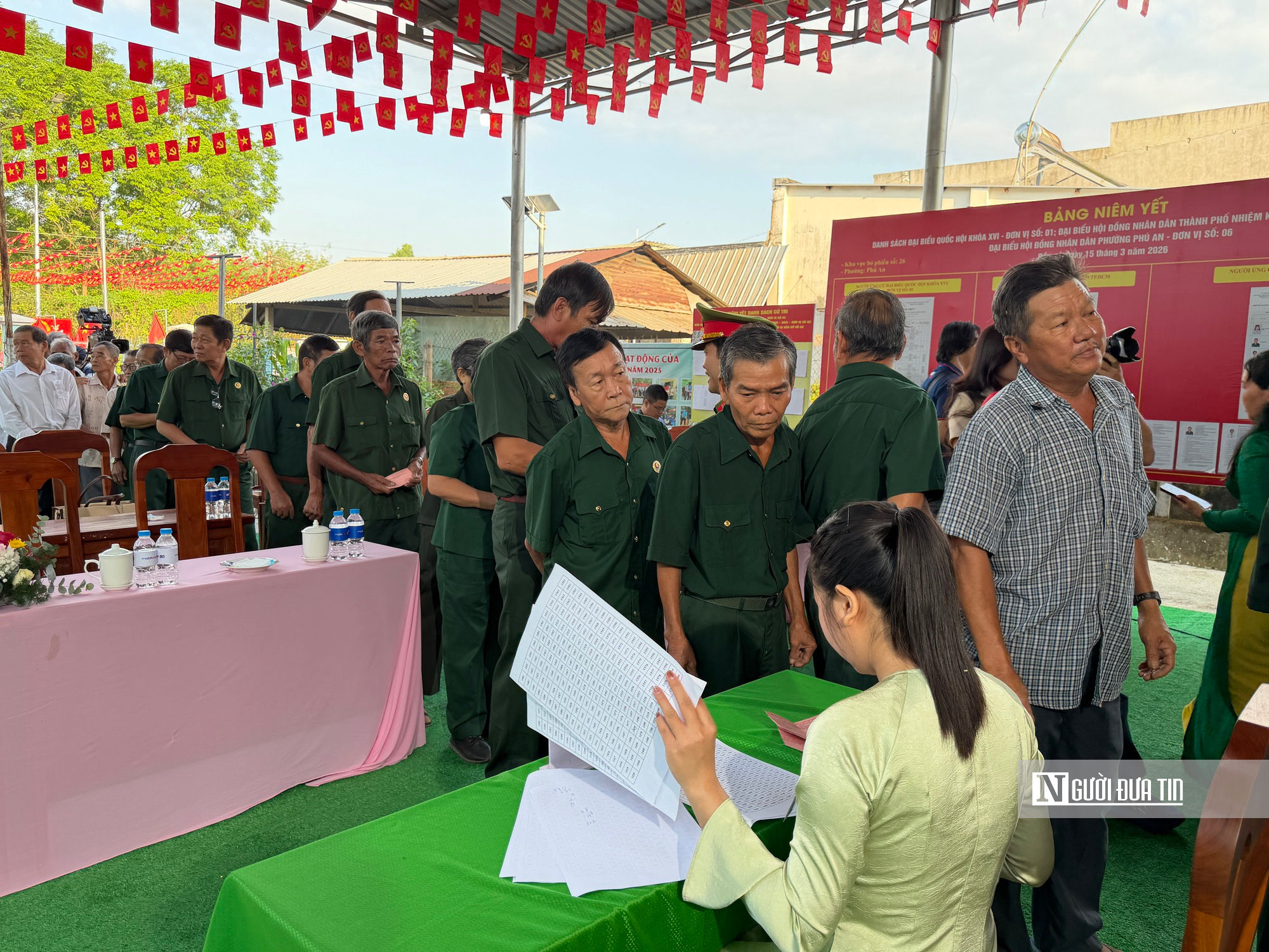 Nguy&ecirc;n Chủ tịch nước Nguyễn Minh Triết c&ugrave;ng nhiều cử tri đi bầu cử- Ảnh 4.