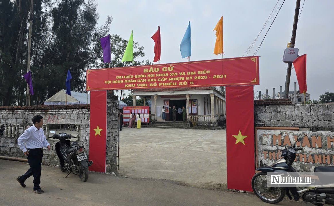 Cử tri lớn tuổi được kiểm tra sức khỏe và hỗ trợ đọc lý lịch ứng cử viên khi đi bầu cử- Ảnh 1.