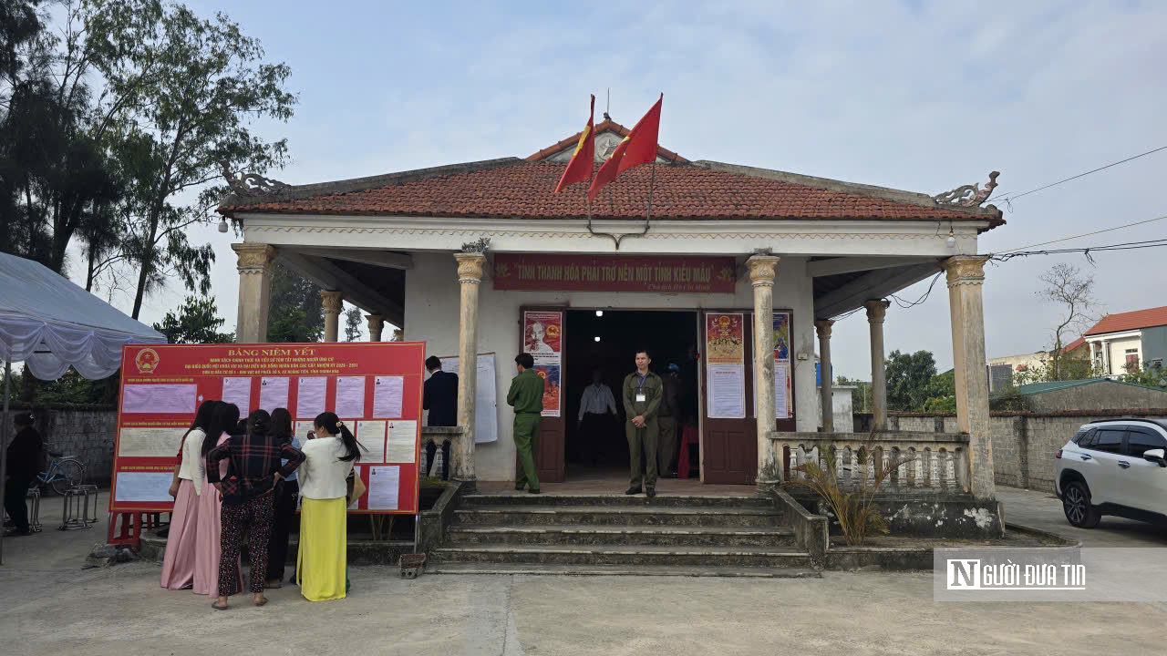 Cử tri lớn tuổi được kiểm tra sức khỏe và hỗ trợ đọc lý lịch ứng cử viên khi đi bầu cử- Ảnh 2.