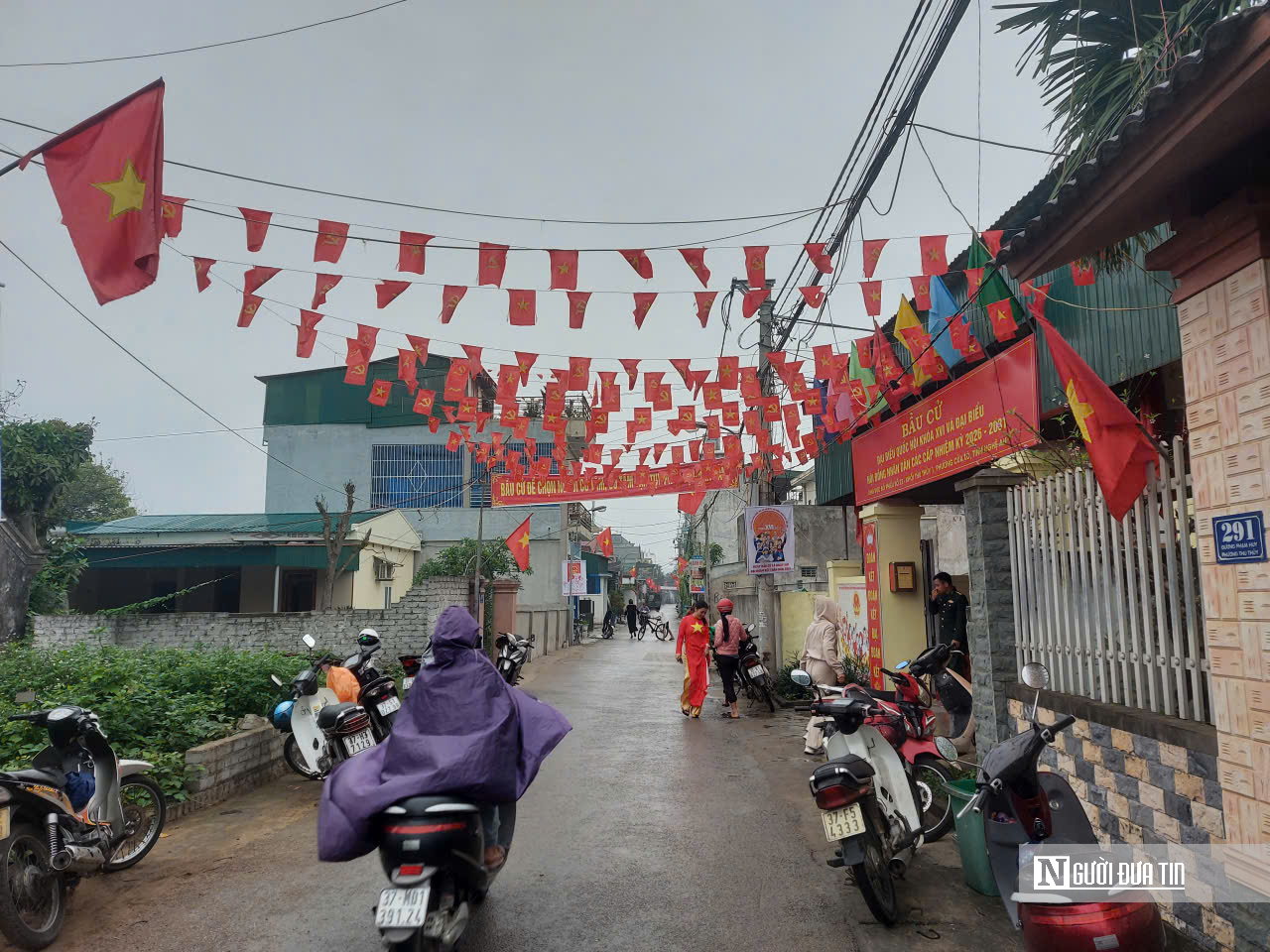 Người d&acirc;n miền Trung n&ocirc; nức &ldquo;đội mưa&rdquo; tham gia ng&agrave;y hội non s&ocirc;ng- Ảnh 3.