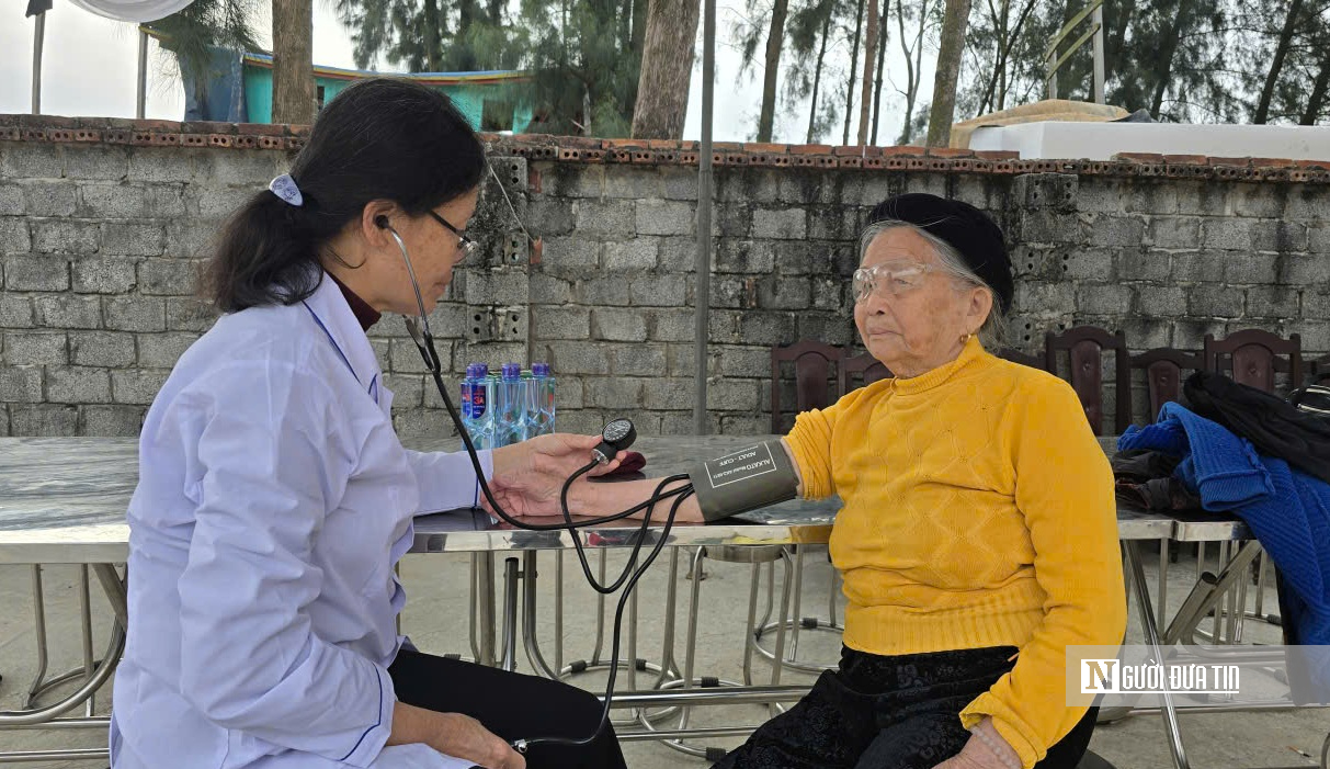 Cử tri lớn tuổi được kiểm tra sức khỏe và hỗ trợ đọc lý lịch ứng cử viên khi đi bầu cử- Ảnh 3.