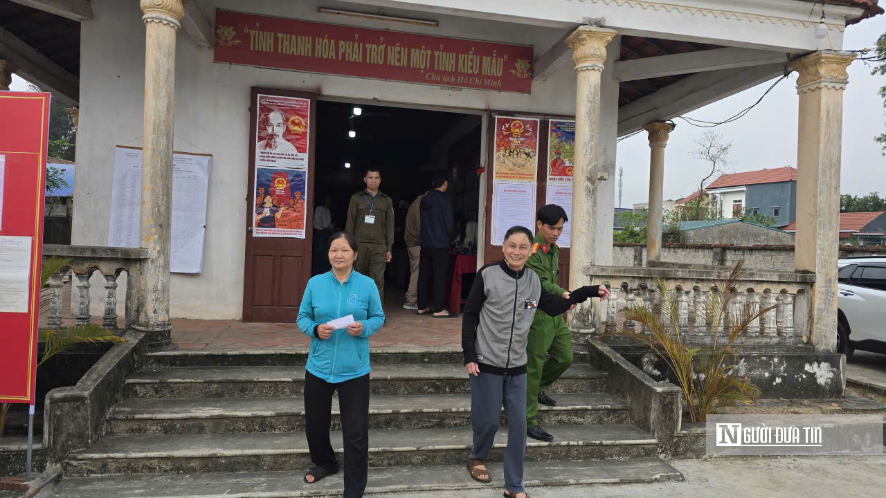 Cử tri lớn tuổi được kiểm tra sức khỏe và hỗ trợ đọc lý lịch ứng cử viên khi đi bầu cử- Ảnh 6.