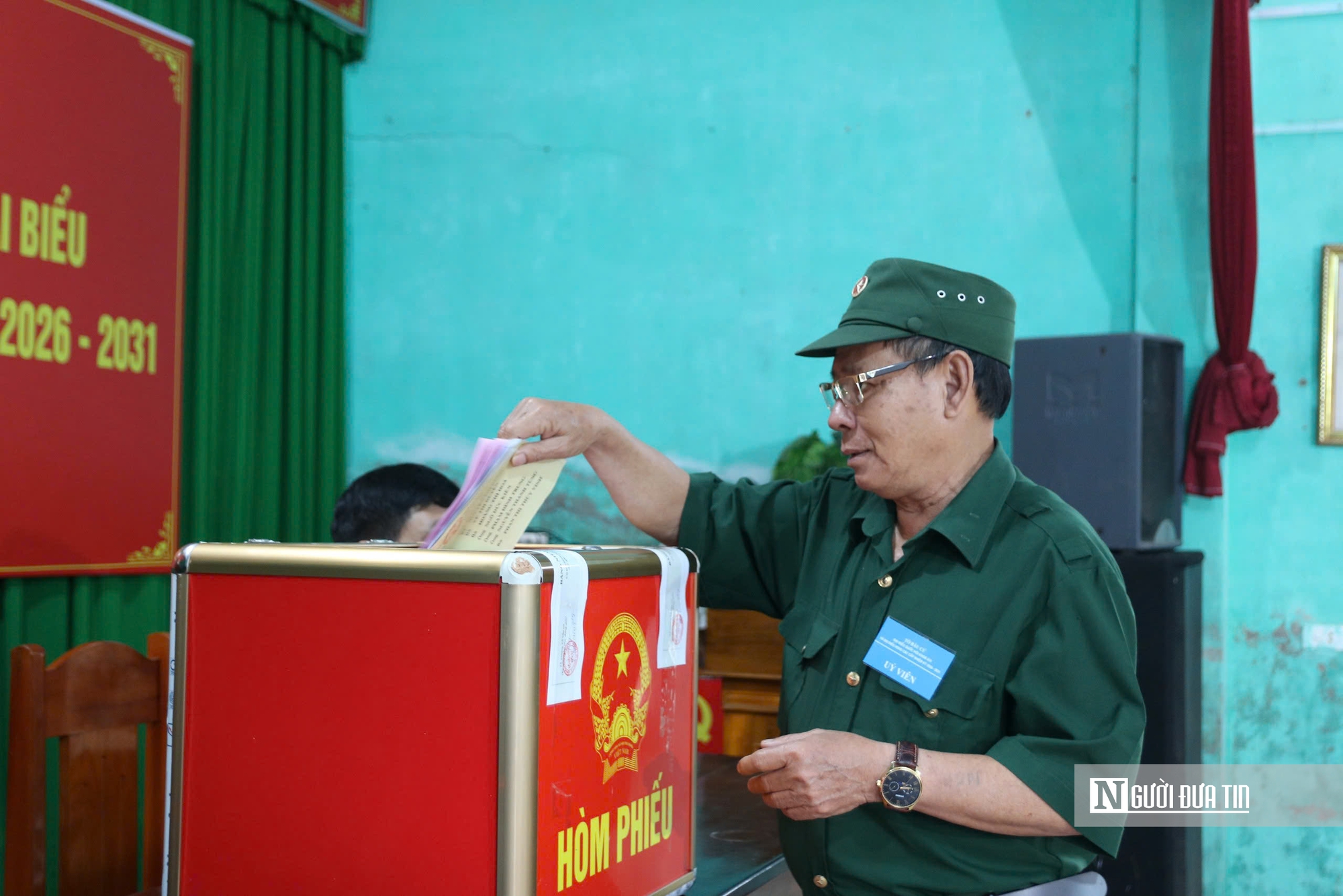 Cử tri lớn tuổi được kiểm tra sức khỏe và hỗ trợ đọc lý lịch ứng cử viên khi đi bầu cử- Ảnh 9.