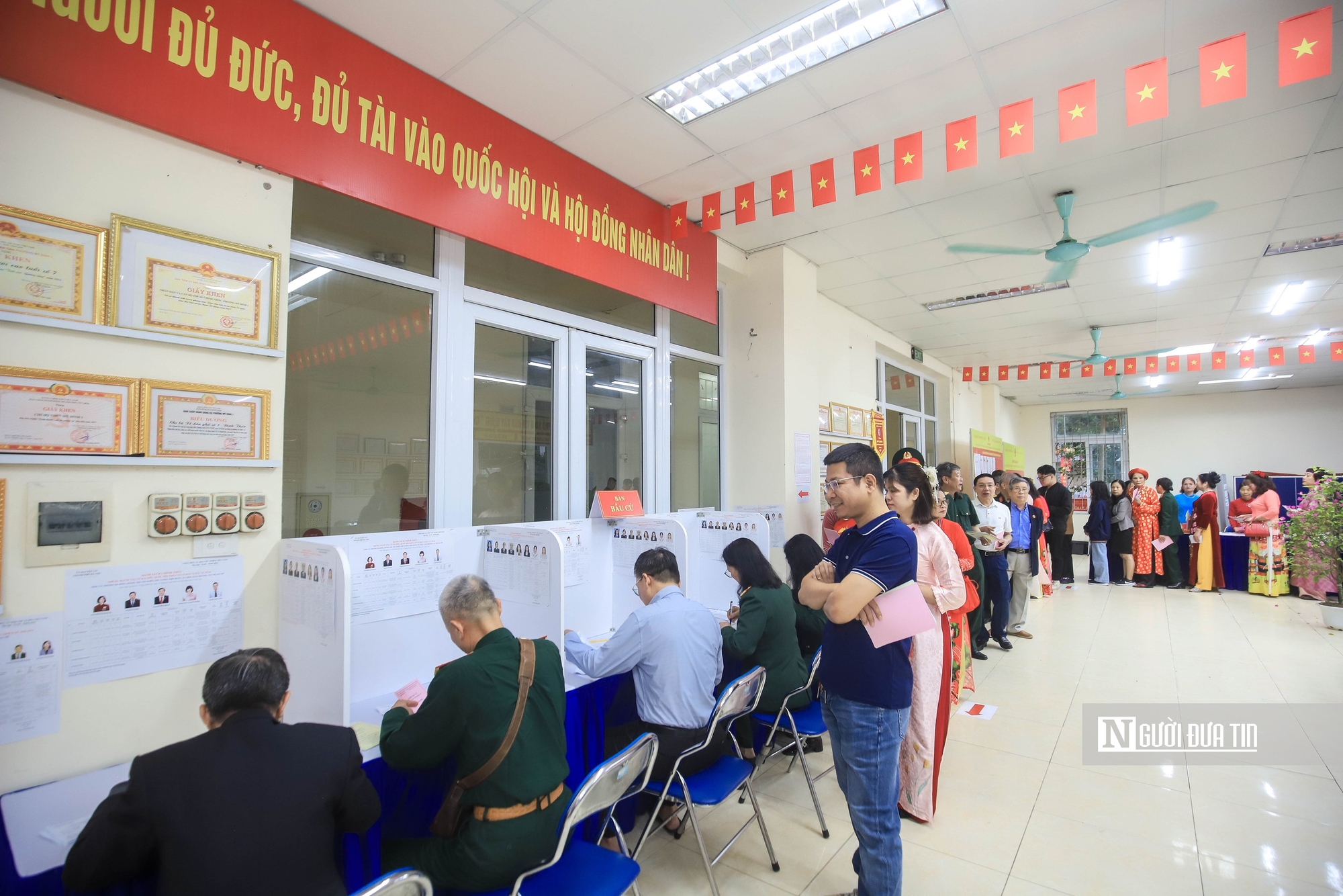 Hà Nội: Hơn 1 triệu cử tri đã đi bầu cử trước 9 giờ sáng- Ảnh 1.