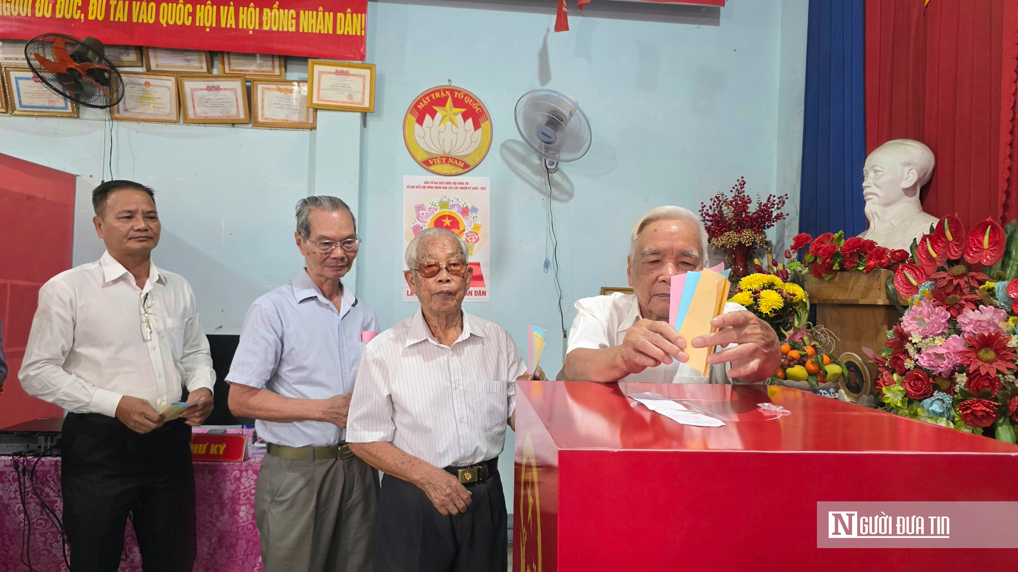 Những &ldquo;cử tri đặc biệt&rdquo; vẫn vững bước đến điểm bỏ phiếu ở Đồng Nai- Ảnh 3.