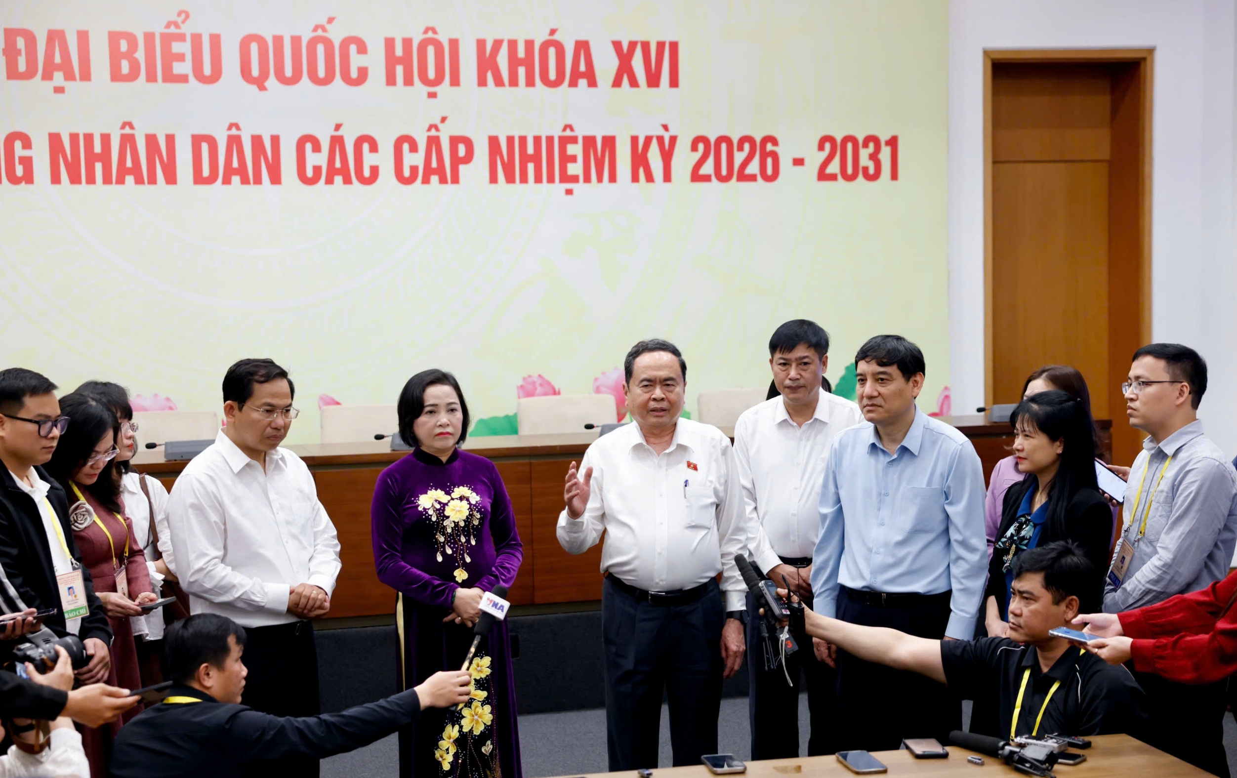 Chủ tịch Quốc hội thăm, động viên phóng viên báo chí tác nghiệp bầu cử tại Nhà Quốc hội - Ảnh 1.