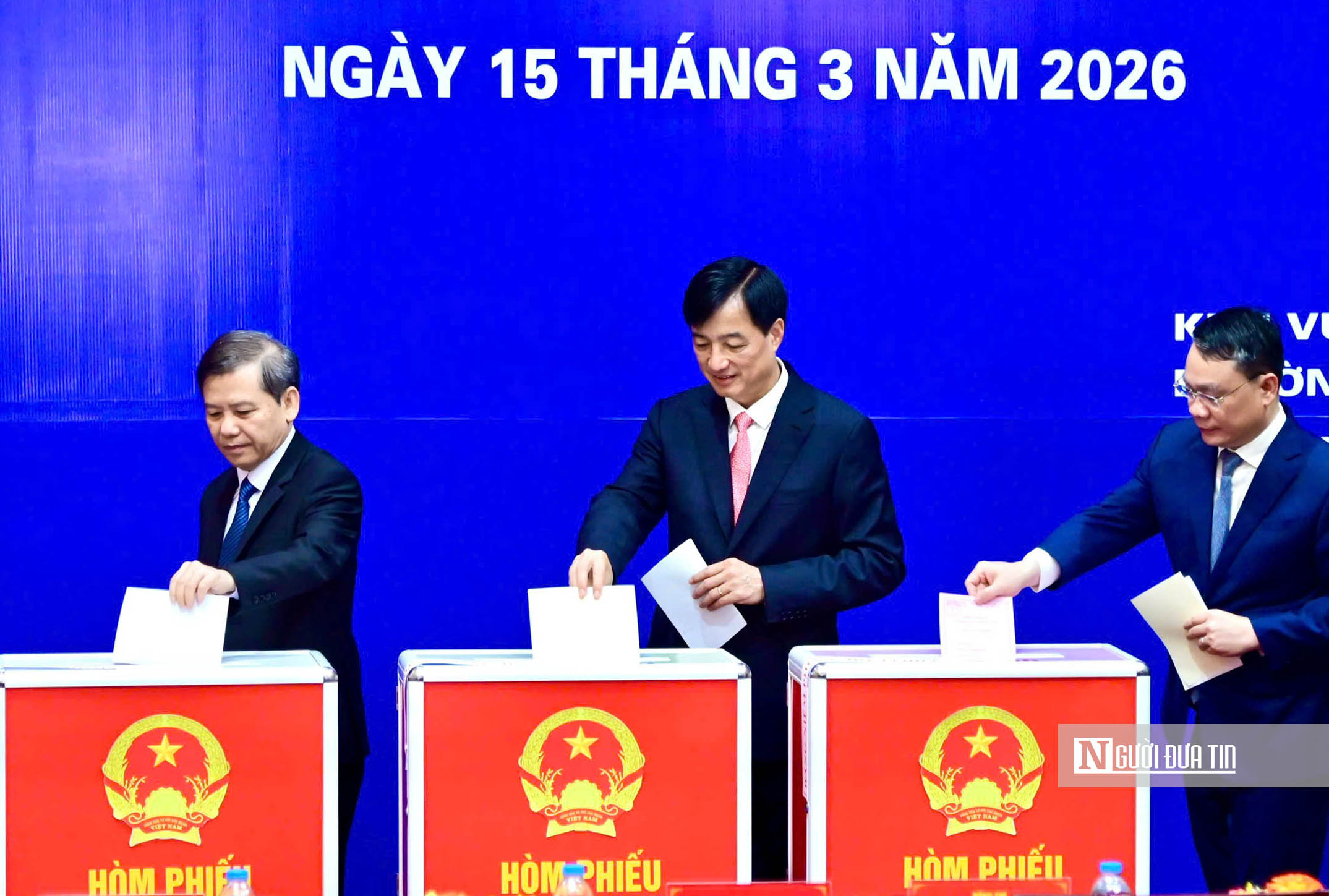 H&agrave; Nội: Cử tri h&acirc;n hoan trong ng&agrave;y hội non s&ocirc;ng - Ảnh 1.