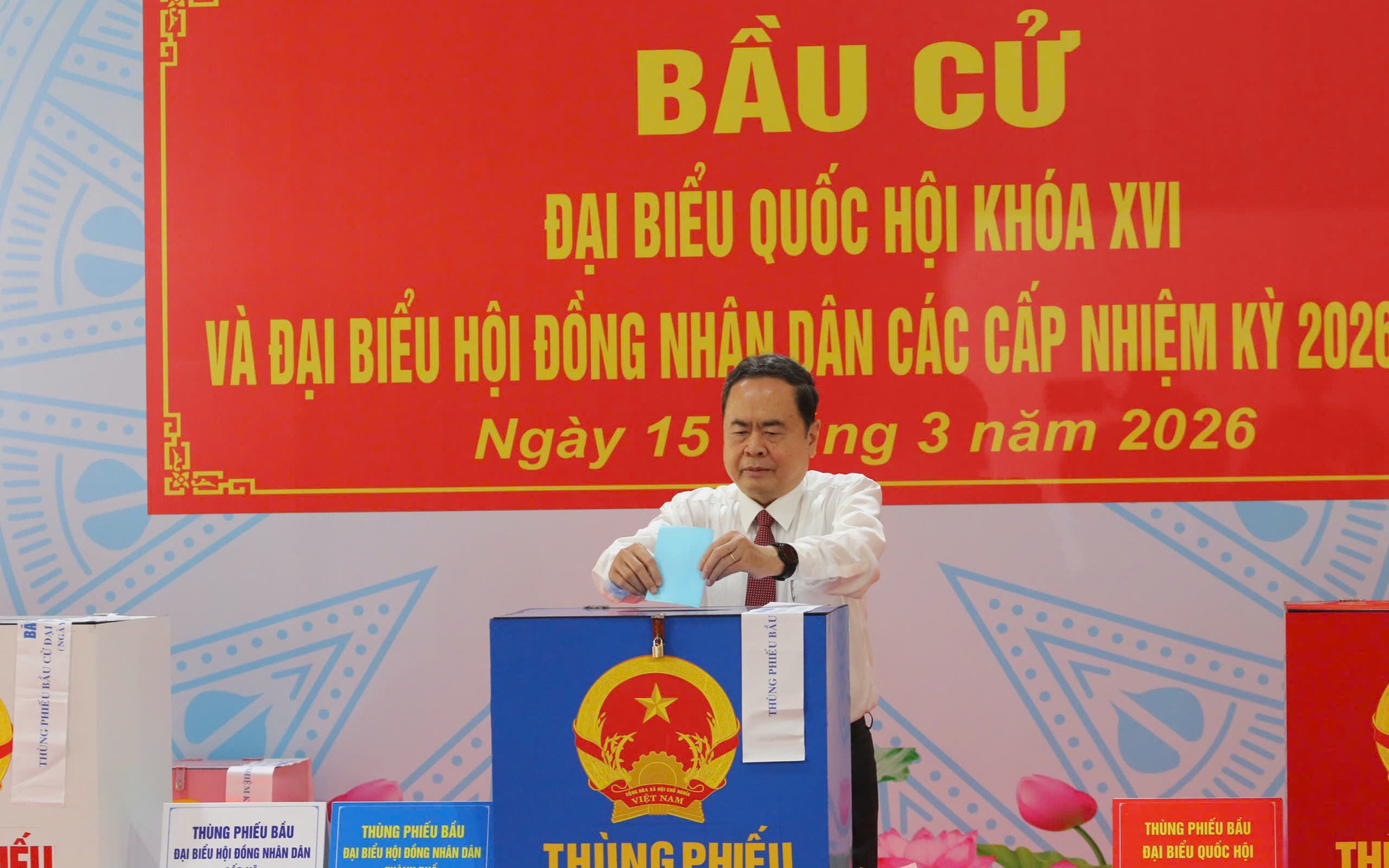 Chủ tịch Quốc hội và Bí thư Thành ủy TP.HCM tham gia bầu cử tại Hóc Môn