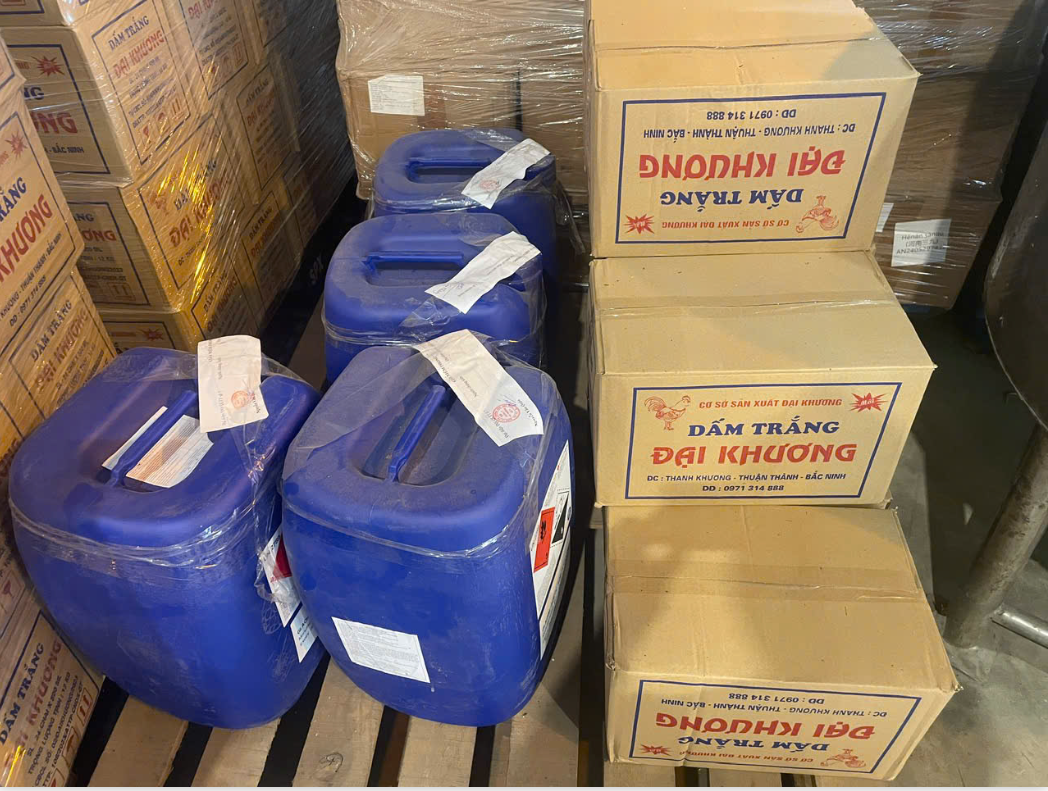 Khởi tố chủ cơ sở sản xuất 7.488 chai giấm ăn giả pha từ hóa chất bán ra thị trường- Ảnh 2. Khởi tố chủ cơ sở sản xuất 7.488 chai giấm ăn giả pha từ hóa chất bán ra thị trường- Ảnh 2.