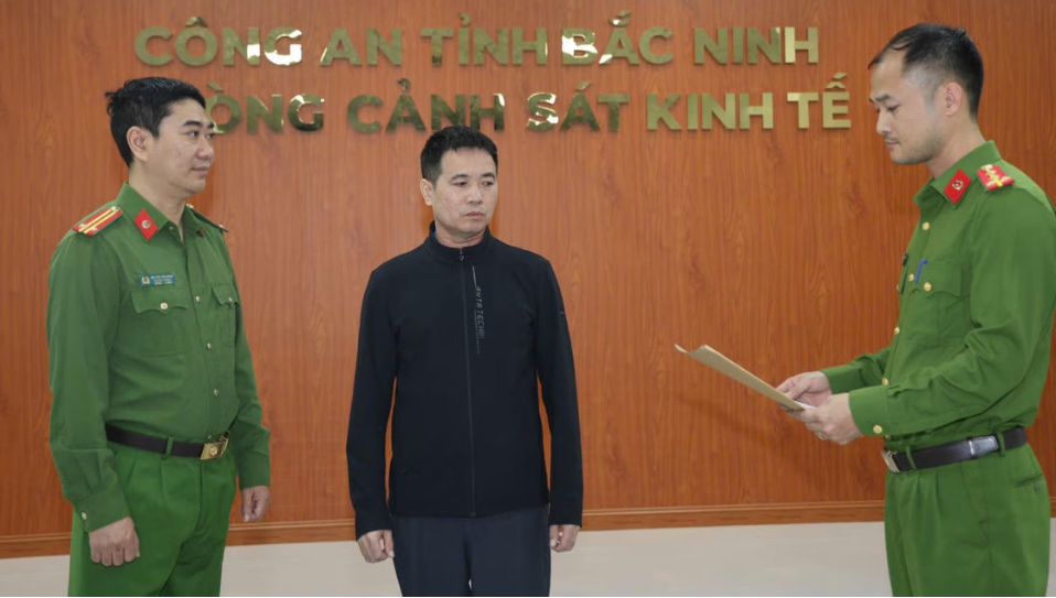 Khởi tố chủ cơ sở sản xuất 7.488 chai giấm ăn giả pha từ hóa chất bán ra thị trường- Ảnh 1. Khởi tố chủ cơ sở sản xuất 7.488 chai giấm ăn giả pha từ hóa chất bán ra thị trường- Ảnh 1.