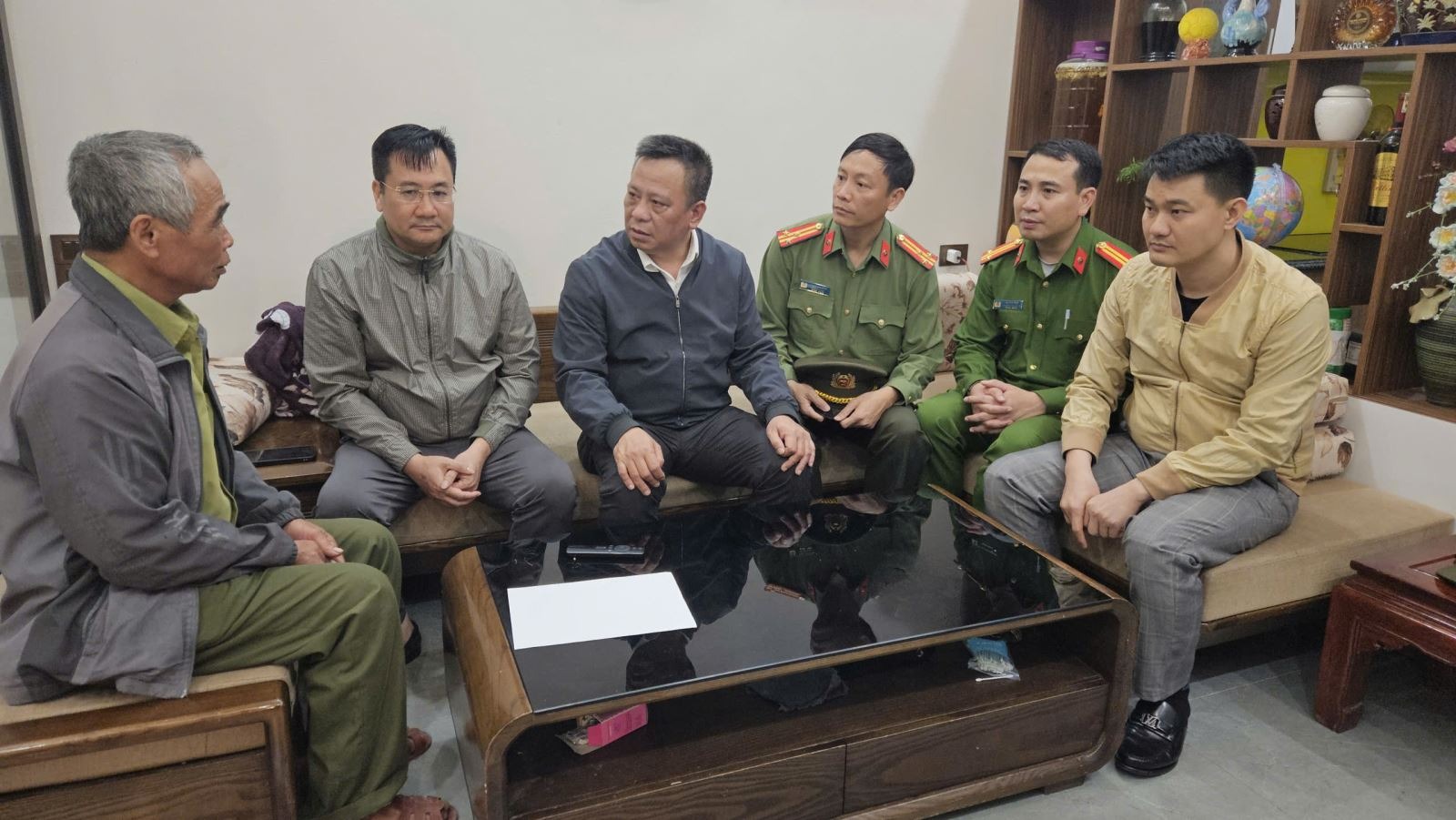 Nghi phạm sát hại 2 người ở Hưng Yên đã tử vong trong ô tô- Ảnh 1. Nghi phạm sát hại 2 người ở Hưng Yên đã tử vong trong ô tô- Ảnh 1.