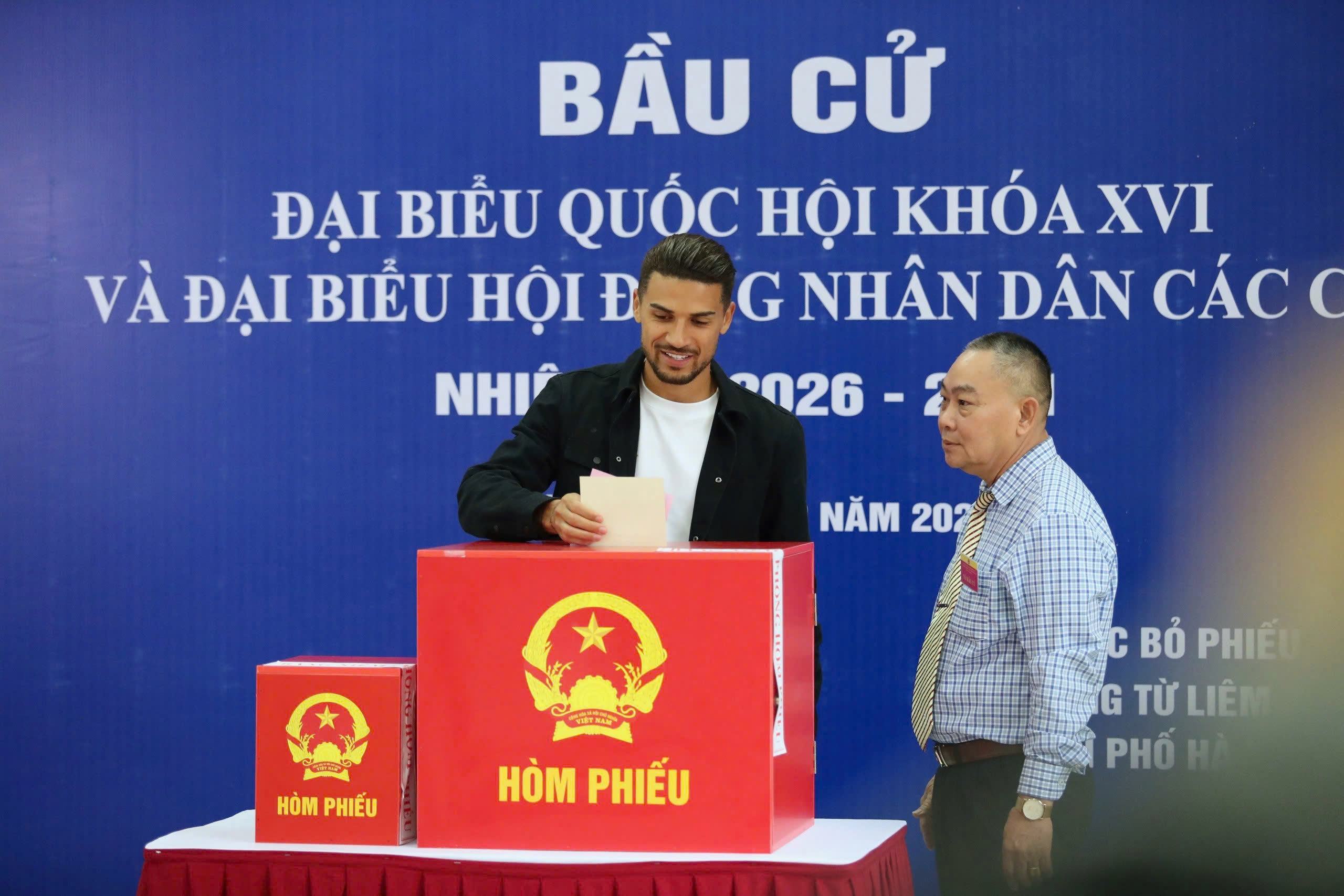 Xuân Son, Hoàng Hên lần đầu thực hiện quyền bầu cử với tư cách cử tri Việt Nam - Ảnh 3.