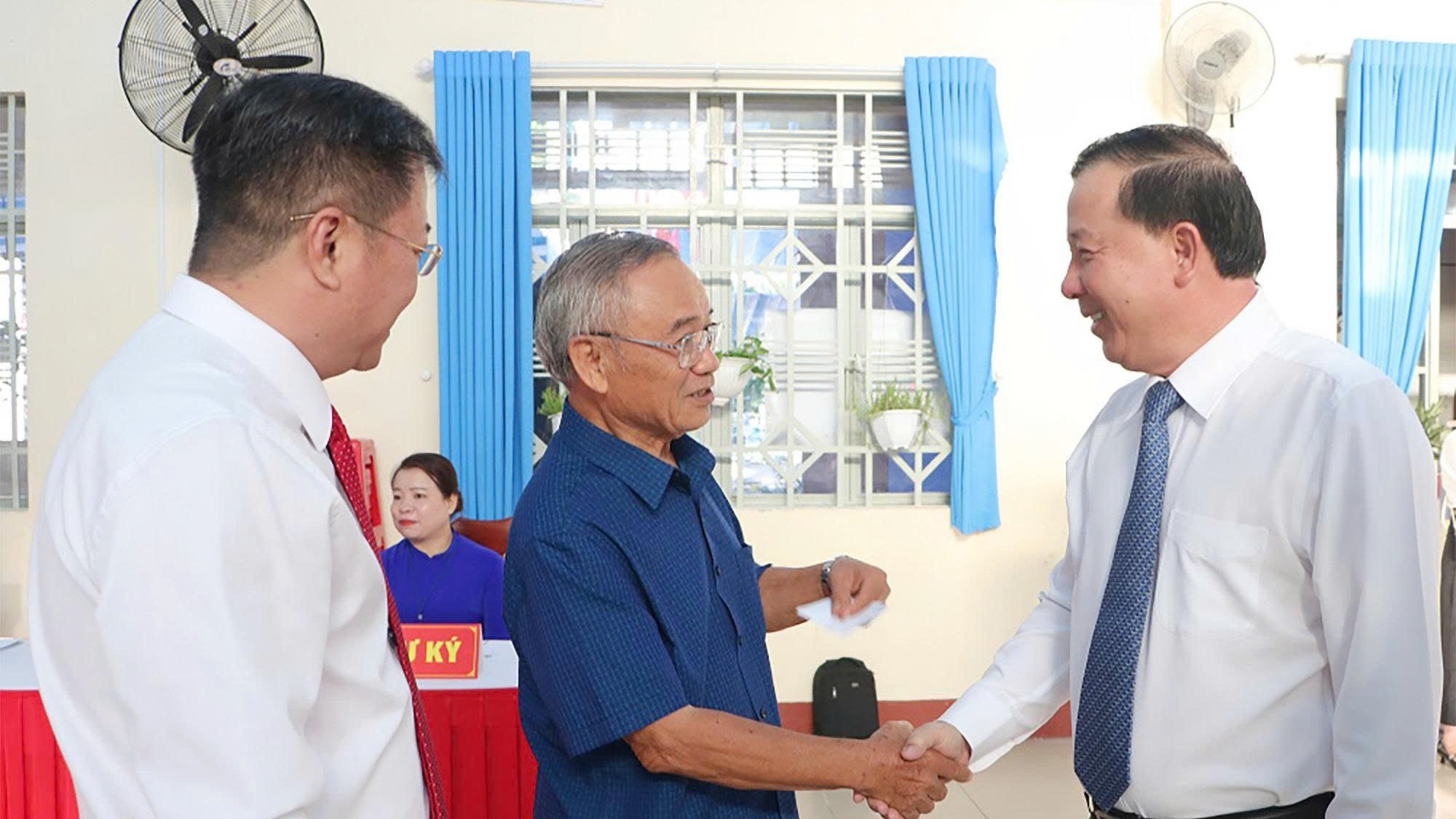 Những “cử tri đặc biệt” vẫn vững bước đến điểm bỏ phiếu ở Đồng Nai- Ảnh 2.