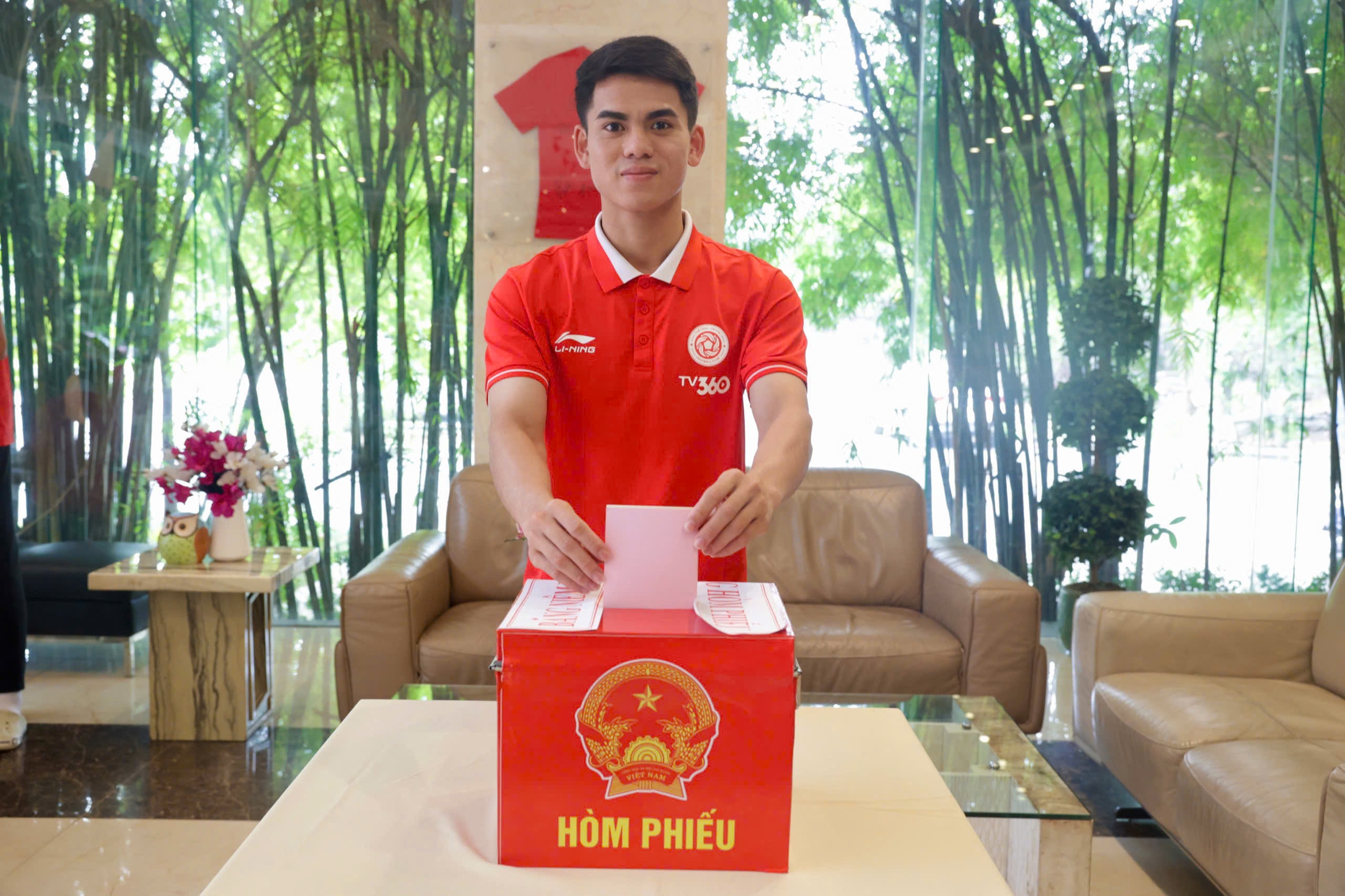 Xuân Son, Hoàng Hên lần đầu thực hiện quyền bầu cử với tư cách cử tri Việt Nam - Ảnh 5.