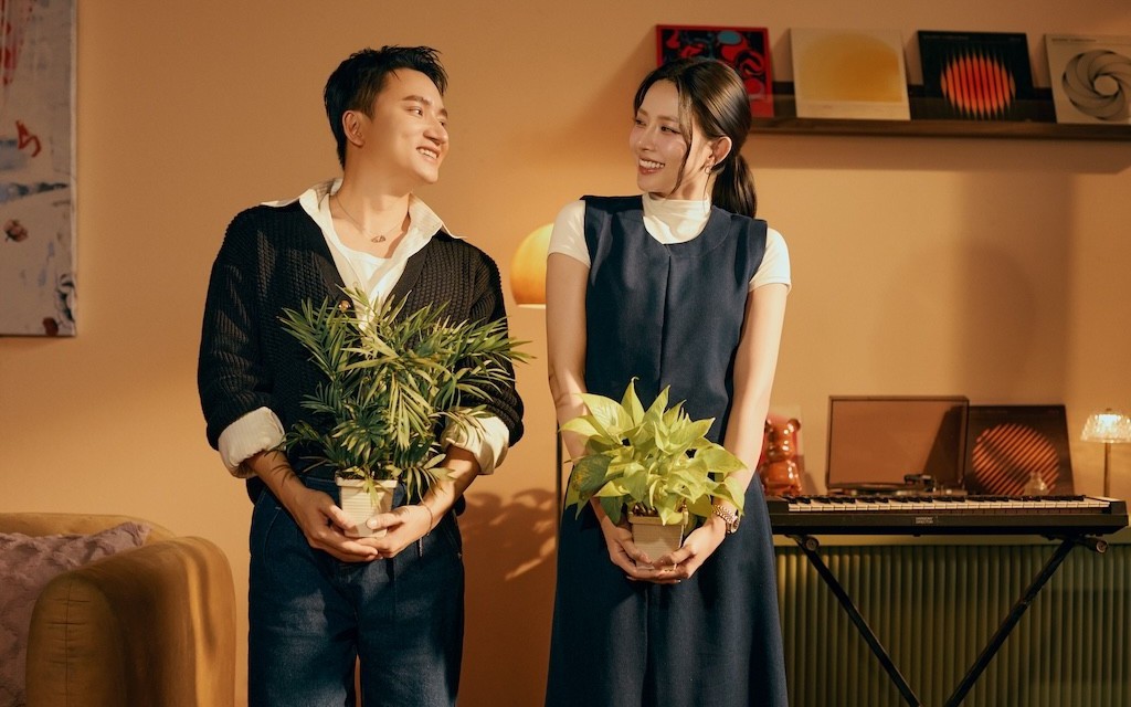 Khánh Vy mang bụng bầu giả trong MV 'Muôn vị nhân sinh' của Phan Mạnh Quỳnh