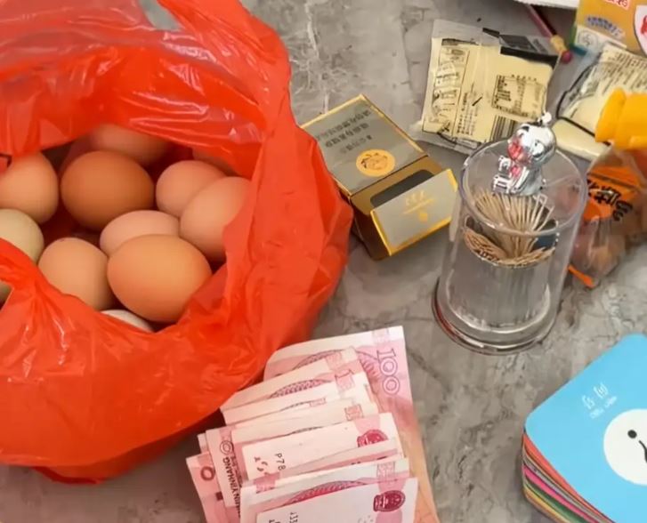 Cụ bà 82 tuổi kết hôn với người đàn ông 47 tuổi, con cháu sốc nặng- Ảnh 2. Cụ bà 82 tuổi kết hôn với người đàn ông 47 tuổi, con cháu sốc nặng- Ảnh 2.