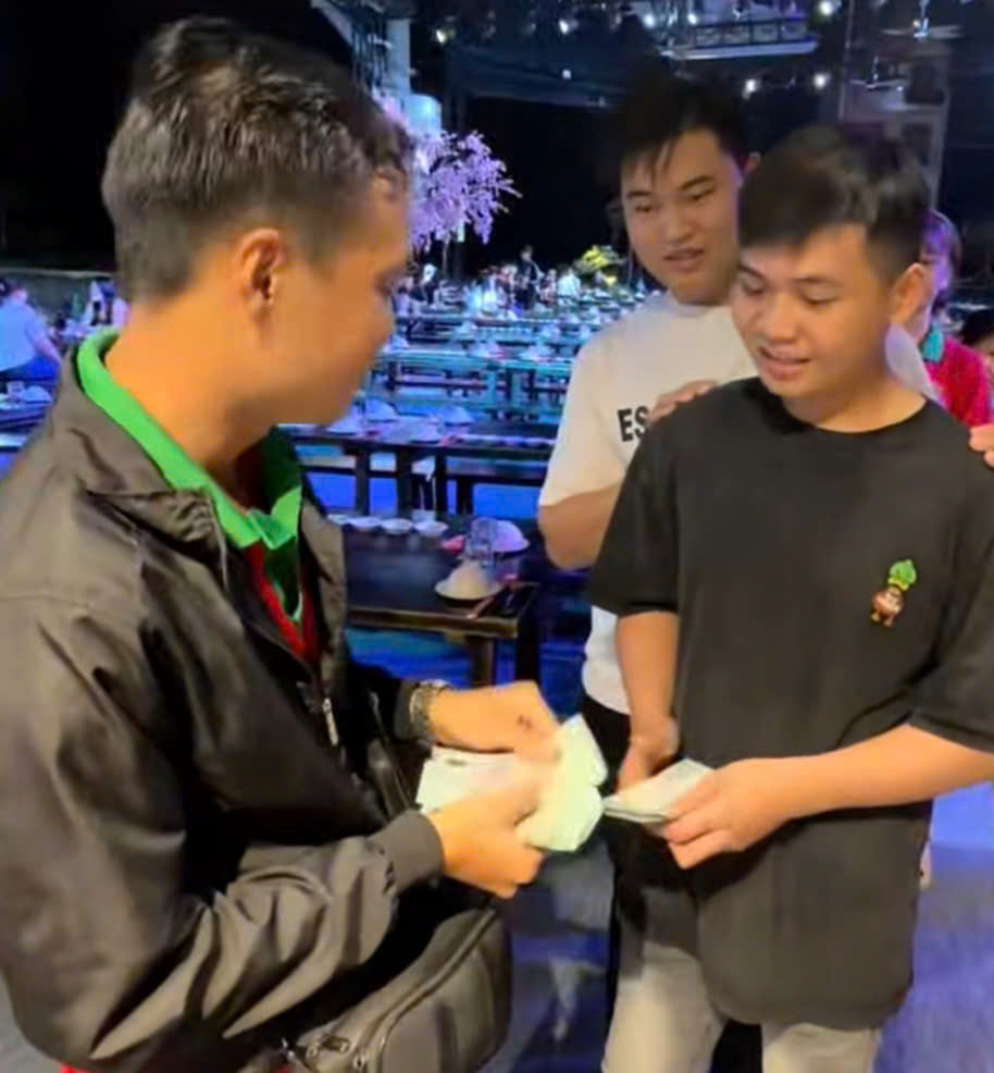 Trúng độc đắc 18 tỷ đồng, nam nhân viên quán Sườn Muối Ớt bất ngờ mua ô tô tặng em gái ông chủ - Ảnh 1.