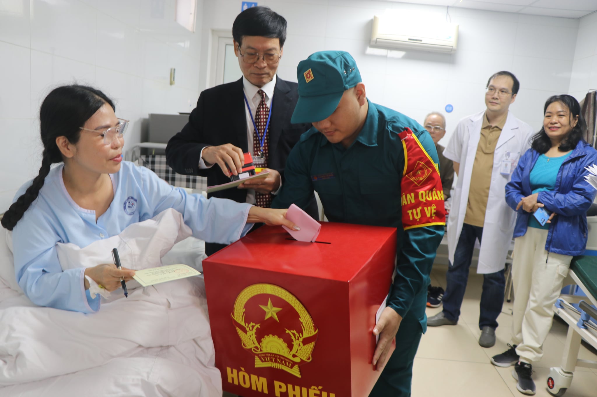 Những lá phiếu đặc biệt từ trên giường bệnh - Ảnh 1.