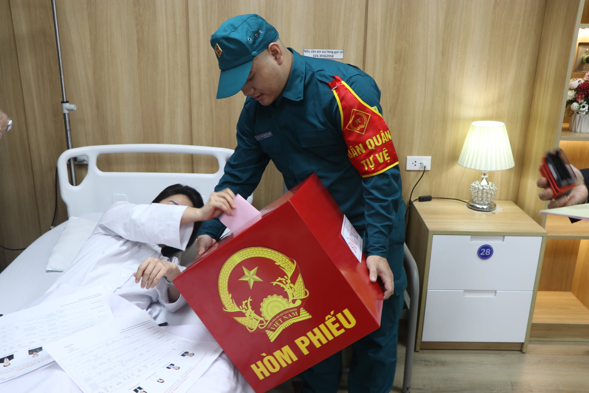 Những lá phiếu đặc biệt từ trên giường bệnh - Ảnh 3.