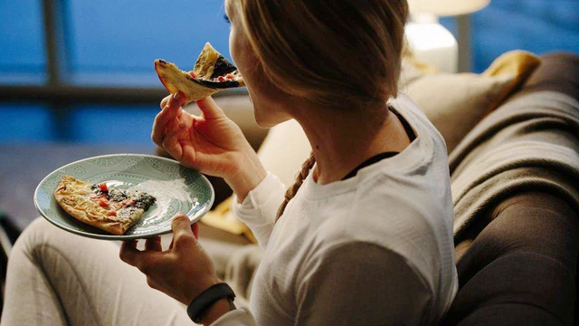 Nguy cơ đột quỵ từ những thói quen nhiều người mắc phải trước khi đi ngủ - Ảnh 3.