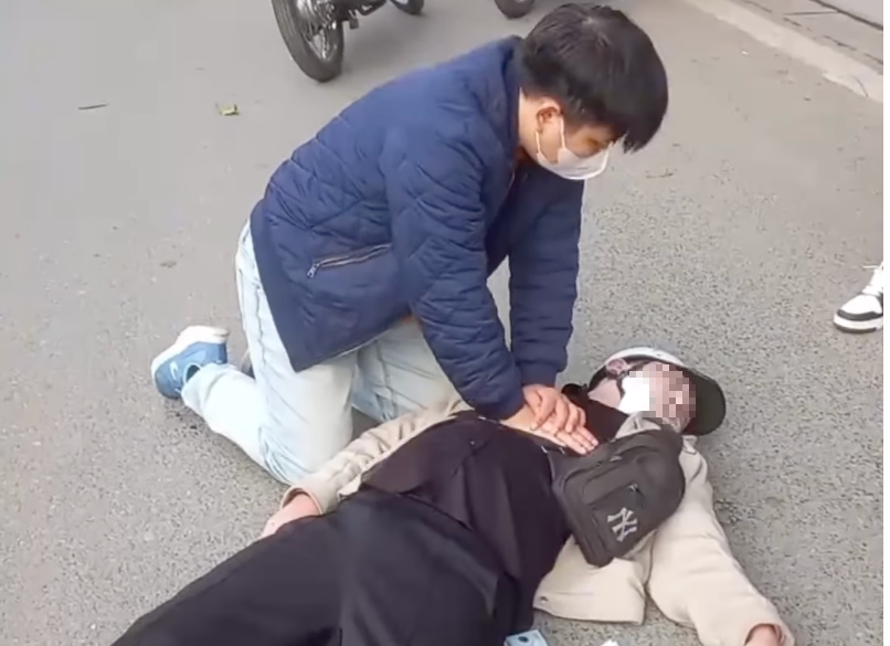 Nam thanh niên ngừng tuần hoàn sau tai nạn, được bác sĩ đi ngang qua ép tim cứu sống - Ảnh 1. ép tim - Ảnh 1.