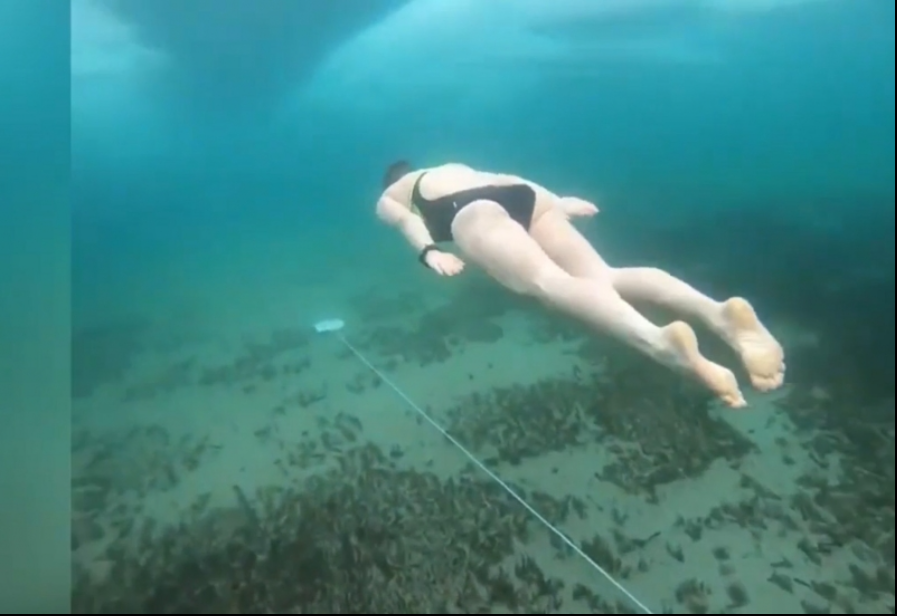 Nín thở bơi 85m dưới lớp băng dày -41°C, cựu VĐV trượt băng lập kỷ lục Guinness gây choáng - Ảnh 2.