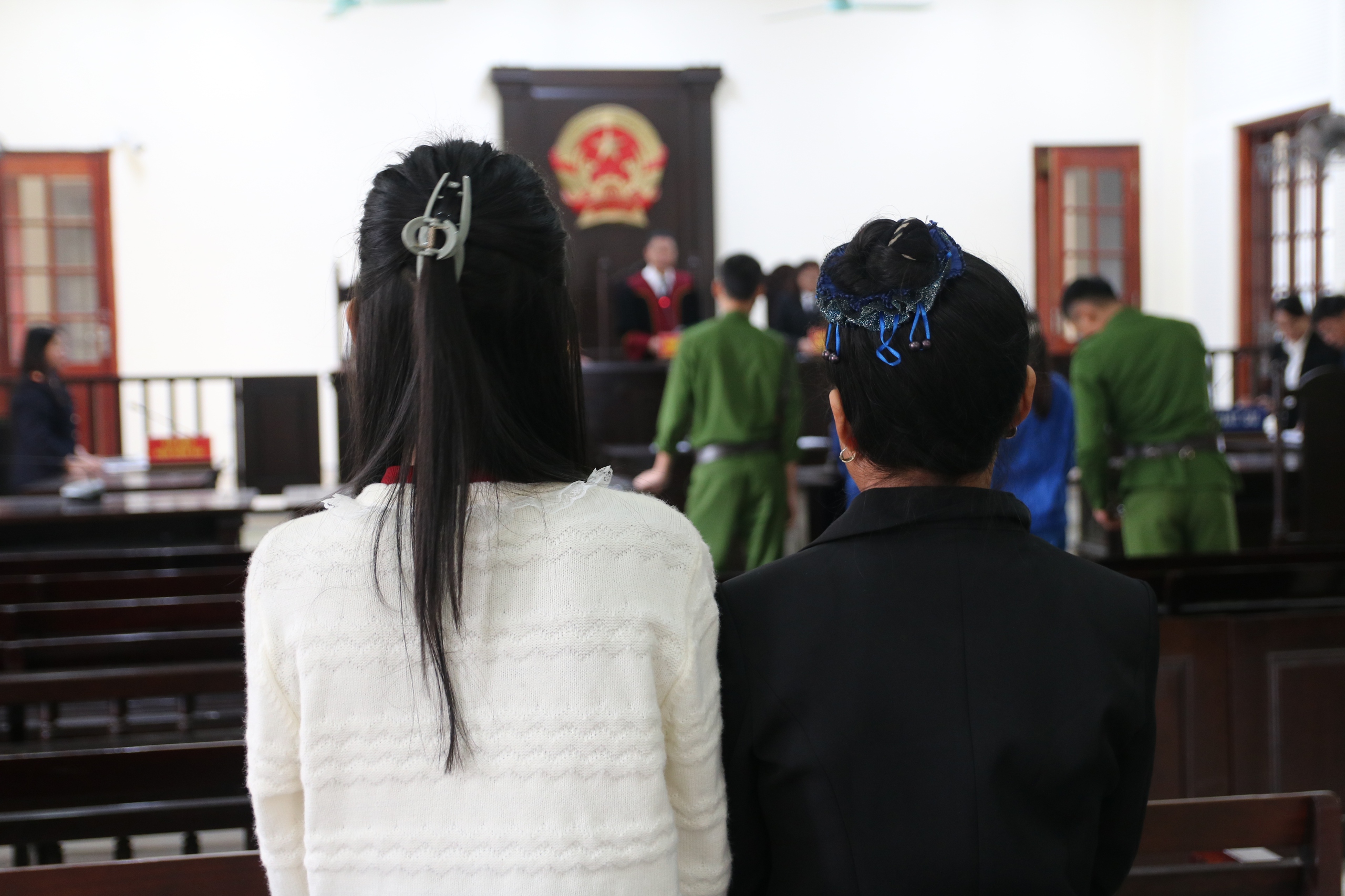 Vợ chồng kéo nhau vào tù, gánh nặng đè lên vai người mẹ già yếu - Ảnh 2.