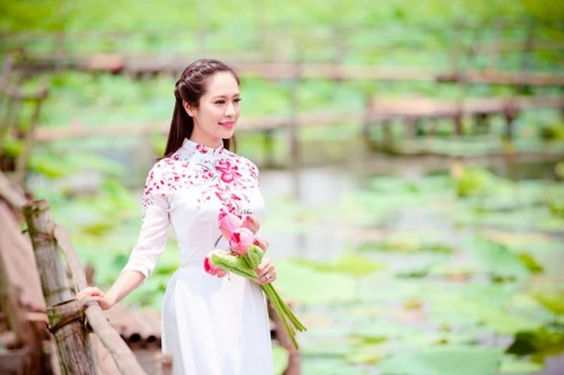 Hóa thân thành mỹ nhân miền Tây, sao Việt khoe trọn khoảnh khắc 