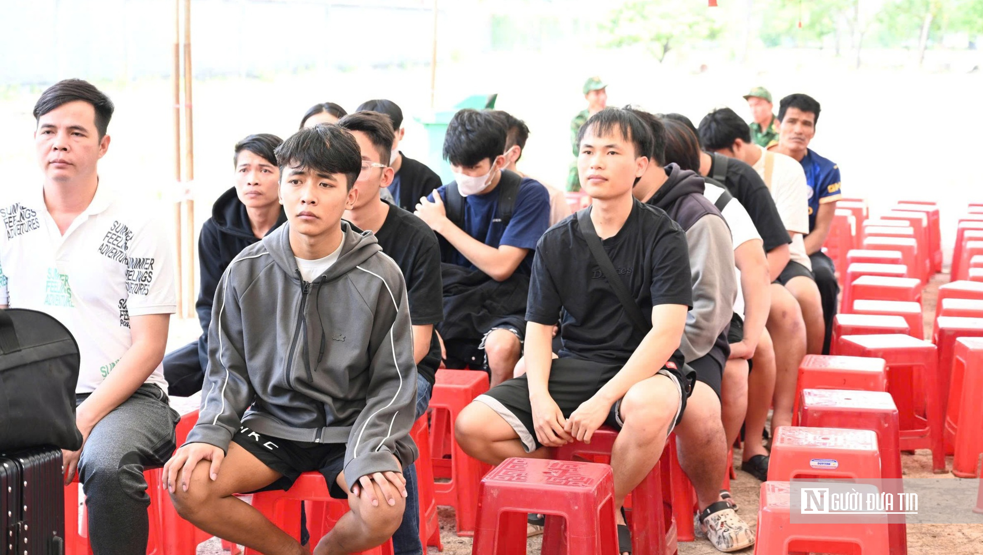 Tiếp nhận 344 c&ocirc;ng d&acirc;n từ Campuchia về nước qua Cửa khẩu quốc tế Hoa Lư: Ph&aacute;t hiện 4 đối tượng truy n&atilde;- Ảnh 1.