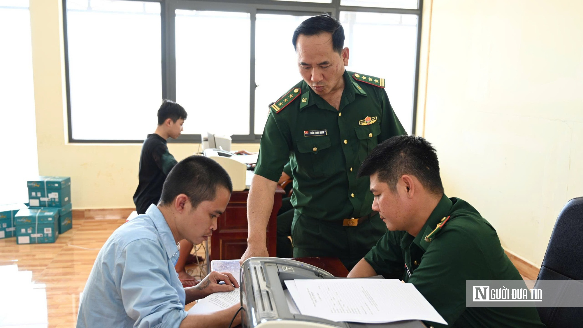 Tiếp nhận 344 c&ocirc;ng d&acirc;n từ Campuchia về nước qua Cửa khẩu quốc tế Hoa Lư: Ph&aacute;t hiện 4 đối tượng truy n&atilde;- Ảnh 2.