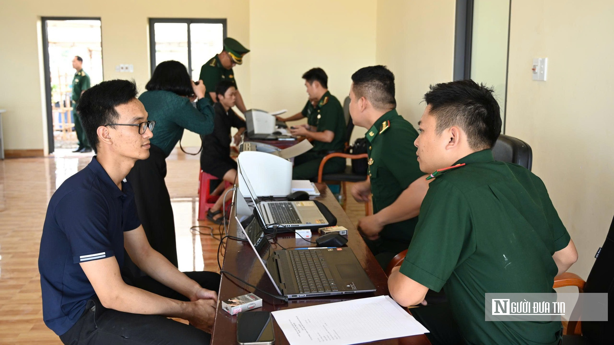 Tiếp nhận 344 c&ocirc;ng d&acirc;n từ Campuchia về nước qua Cửa khẩu quốc tế Hoa Lư: Ph&aacute;t hiện 4 đối tượng truy n&atilde;- Ảnh 3.