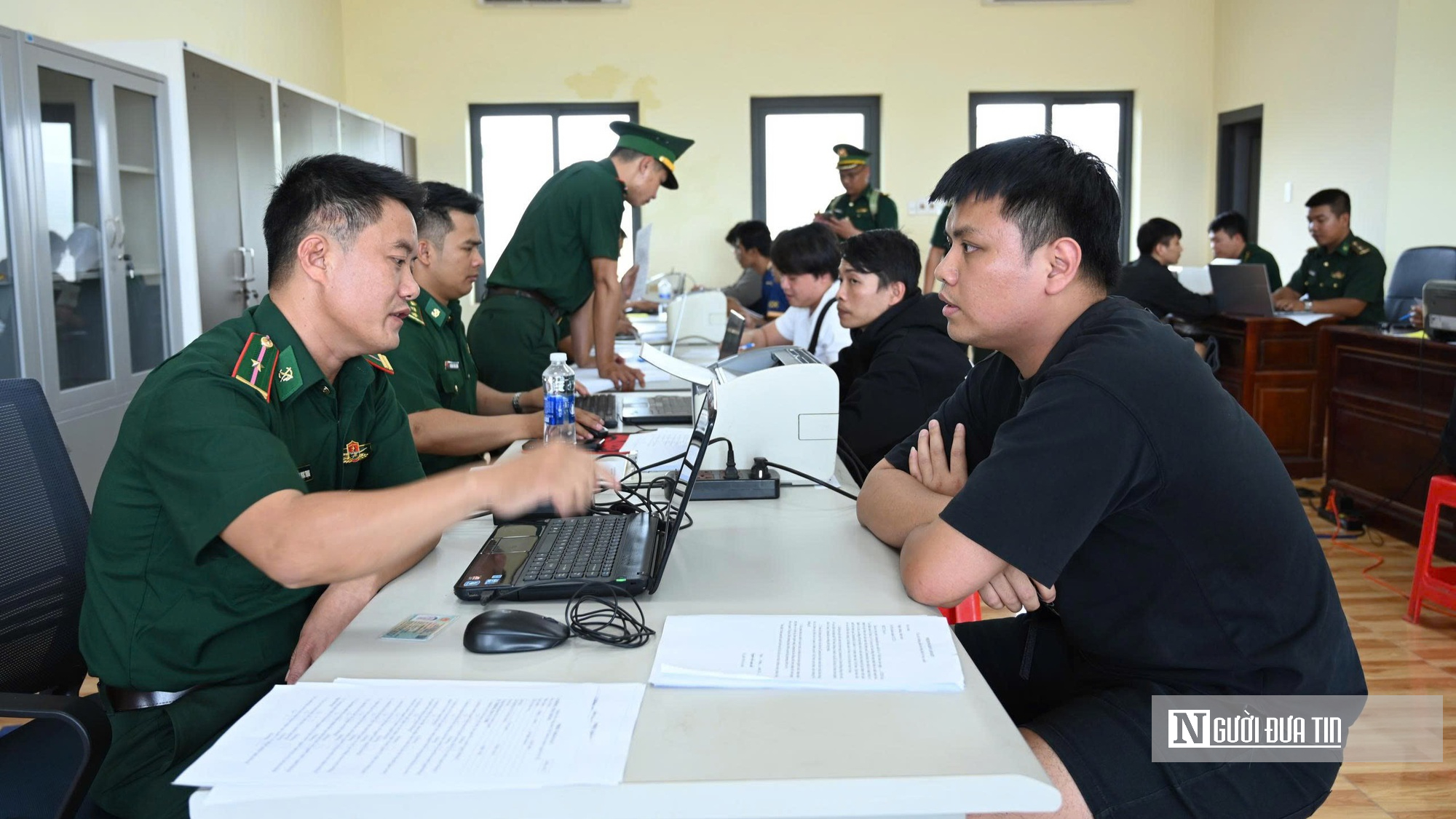 Tiếp nhận 344 c&ocirc;ng d&acirc;n từ Campuchia về nước qua Cửa khẩu quốc tế Hoa Lư: Ph&aacute;t hiện 4 đối tượng truy n&atilde;- Ảnh 4.