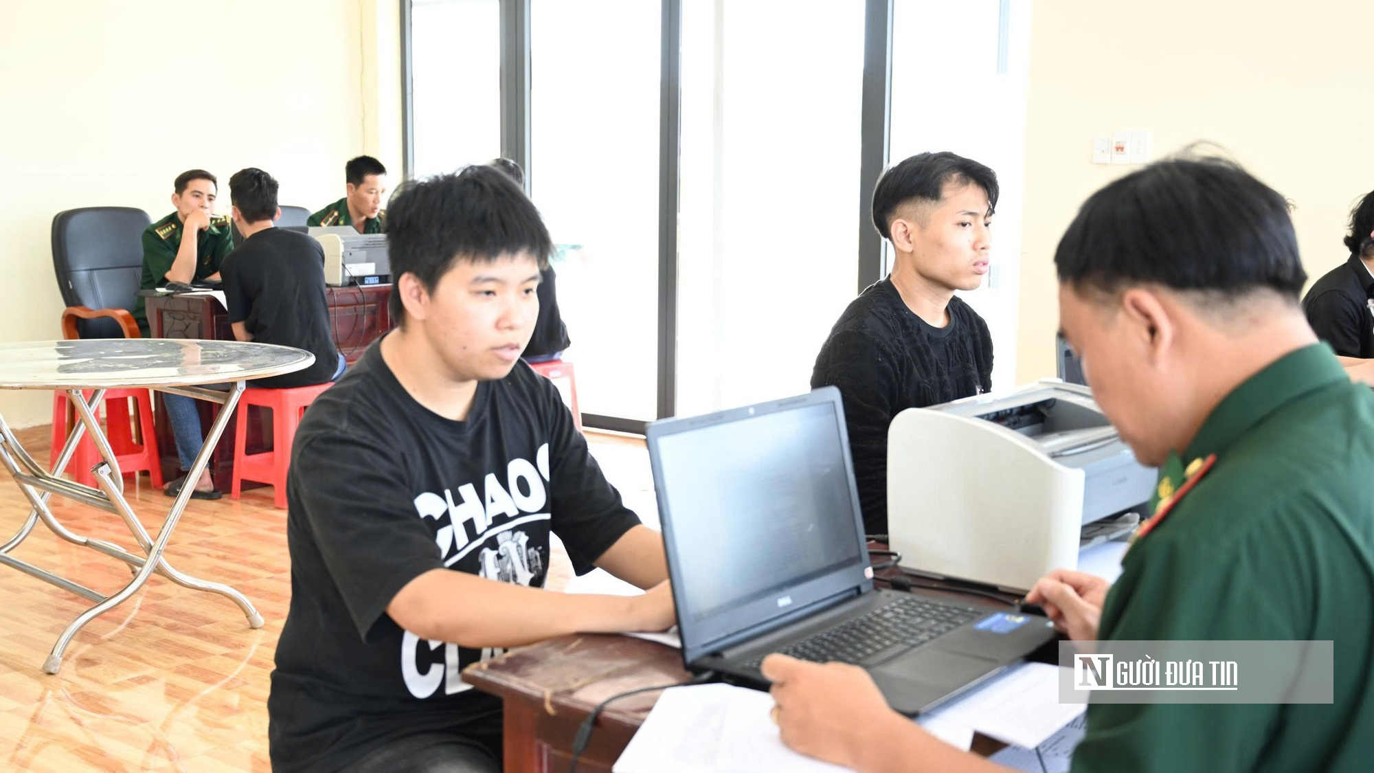 Tiếp nhận 344 c&ocirc;ng d&acirc;n từ Campuchia về nước qua Cửa khẩu quốc tế Hoa Lư: Ph&aacute;t hiện 4 đối tượng truy n&atilde;- Ảnh 5.
