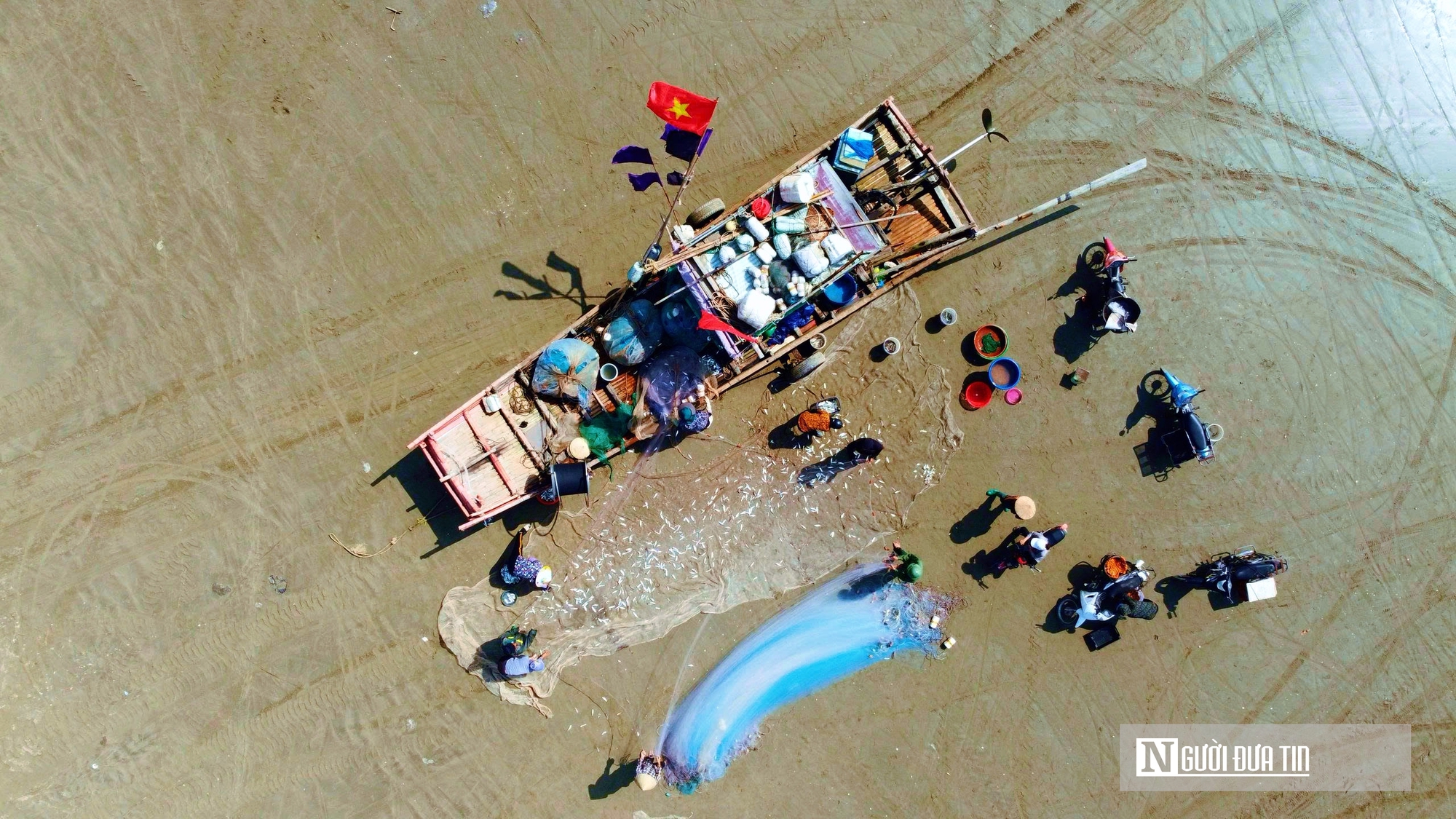 L&atilde;i mỏng v&igrave; xăng dầu tăng gi&aacute;, ngư d&acirc;n xứ Thanh vẫn b&aacute;m biển m&ugrave;a c&aacute; tr&iacute;ch  - Ảnh 1.