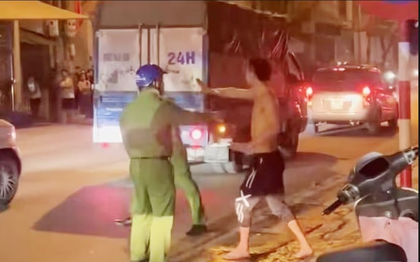 Công An Hà Nội Tạm Giữ Đối Tượng Dùng Dao Chém Người Đi Đường