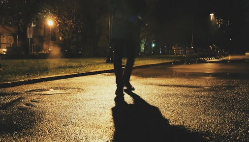 Lợi &iacute;ch của việc đi bộ sau bữa ăn tối - Ảnh 1.