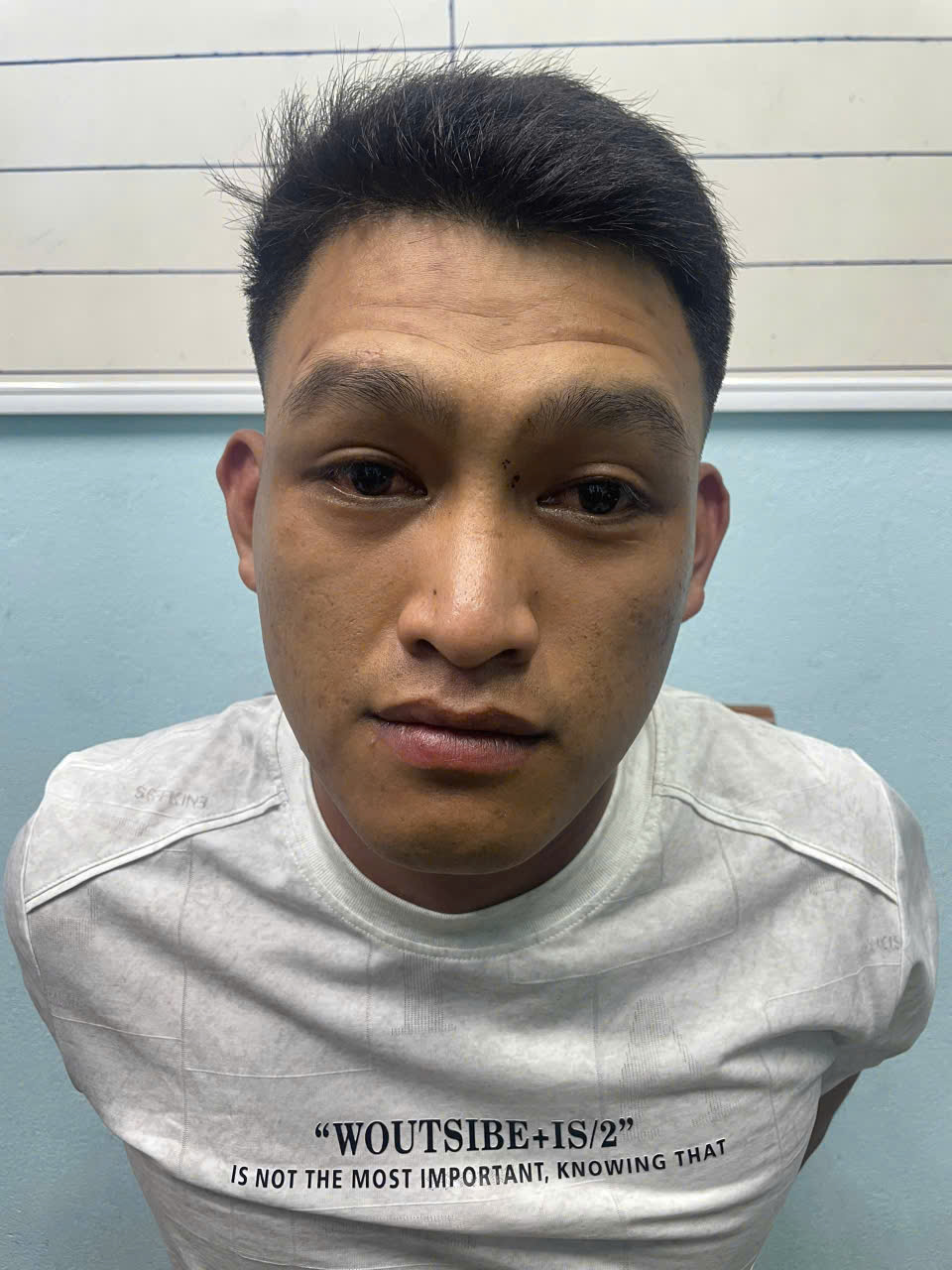 Đang cắt rau, người phụ nữ bị nam thanh niên siết cổ rồi cướp vàng- Ảnh 1.