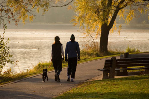 Lợi &iacute;ch của việc đi bộ sau bữa ăn tối - Ảnh 2.