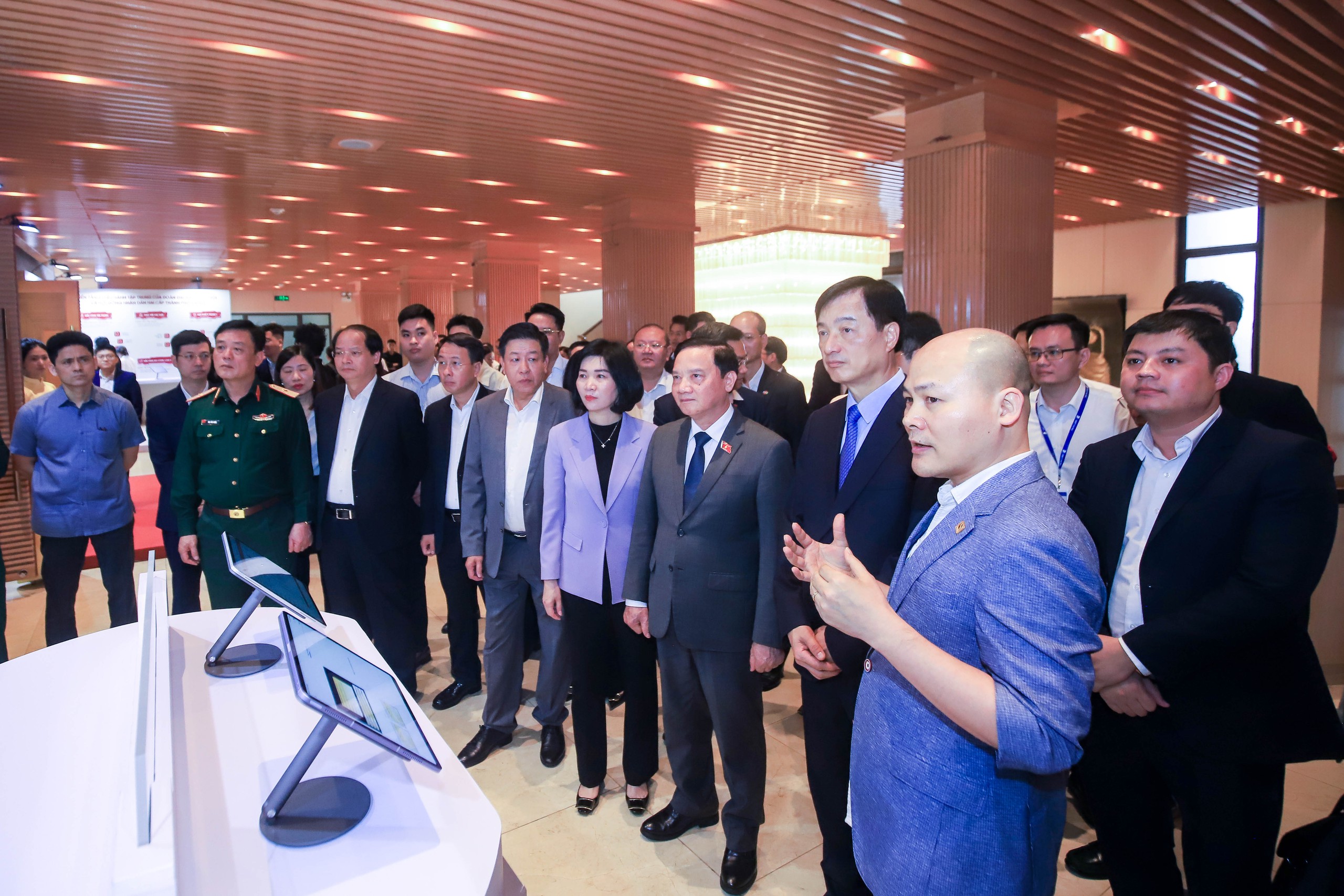 Bí thư Hà Nội bấm nút khai trương “Nền tảng điều hành tập trung của Đoàn ĐBQH và HĐND 2 cấp Tp.Hà Nội”- Ảnh 1.