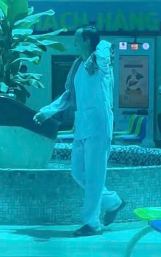 Nghệ sĩ Hoài Linh khiến nhiều người lo lắng khi một mình xuất hiện ở bệnh viện - Ảnh 2.