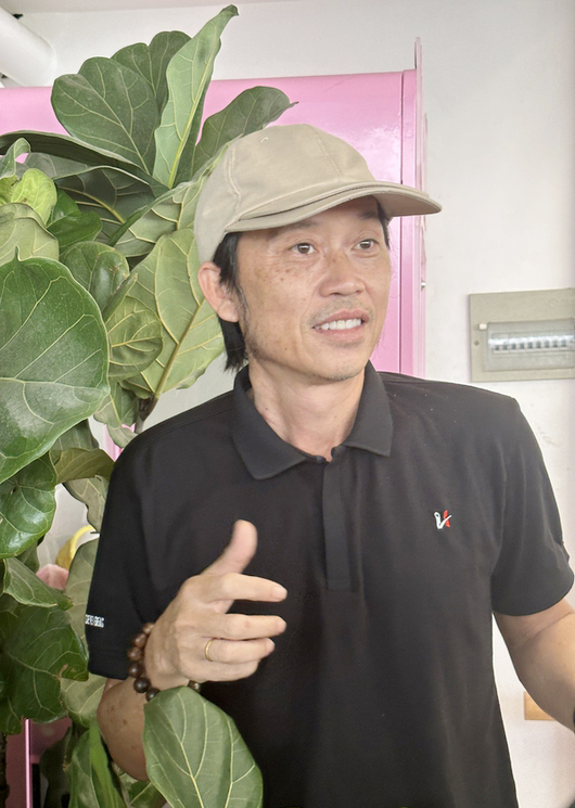 Nghệ sĩ Ho&agrave;i Linh khiến nhiều người lo lắng khi một m&igrave;nh xuất hiện ở bệnh viện - Ảnh 4.