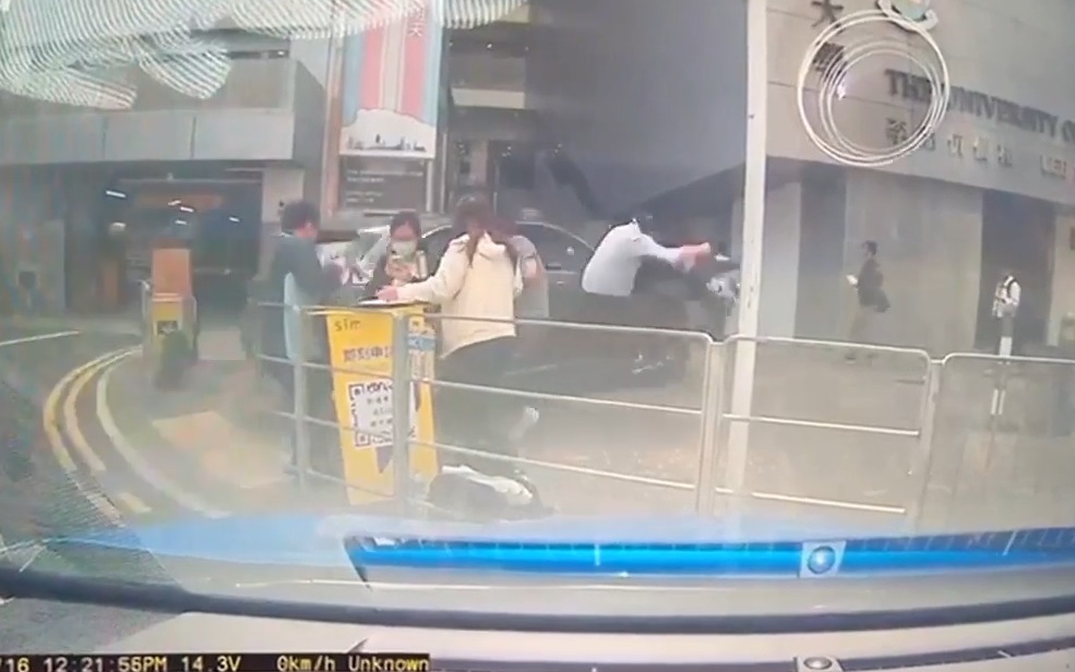 Tai nạn kinh hoàng tại Hồng Kông: Xe mất kiểm soát đâm trúng người đi bộ, 9 người bị thương