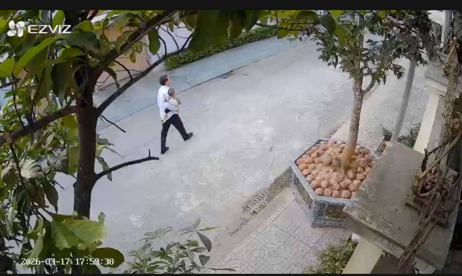 Xúc động bác sỹ bế con đi dạo, cứu sống kịp thời người đàn ông đột quỵ - Ảnh 2.